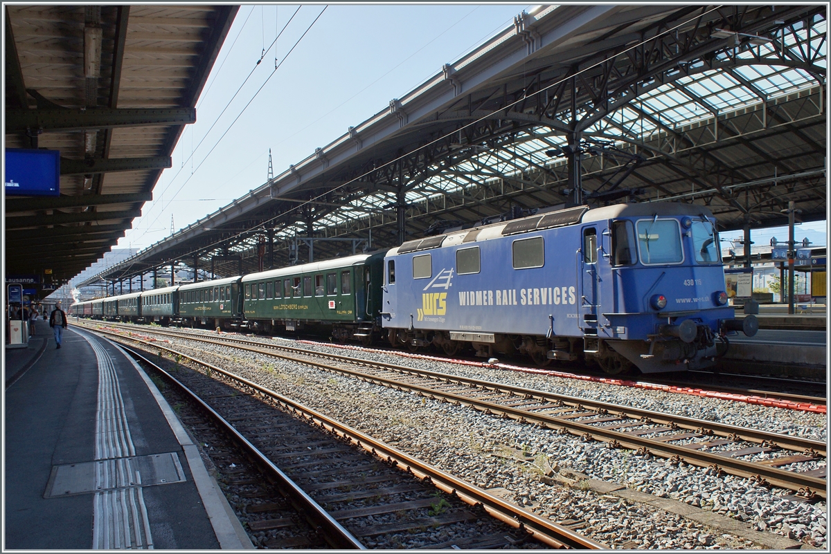 Wie üblich wurde der stattliche Dampfzug - ich habe elf Wagen gezählt - von einer E-Lok nachgeschoben, dieses Mal fiel die Wahl auf die WRS Re 4/4 III 115 (Re 430 115).
Gerüchten zufolge, soll künftig für solche Dienste eine BLS Re 4/4 zur Verfügung stehen, welche die L'Association 141 R 568 ankaufen möchte.

11. Juni 2022
