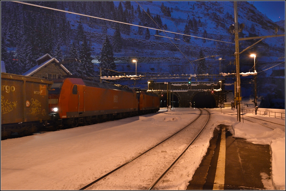 Winterimpression mit der Landplage BR 185 am Eingang zum Gotthardtunnel in Göschenen. Januar 2015.