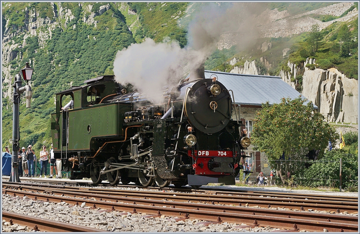  Wir feiern unsere neue Lok HG 4/4 704  so die einladende Unterschrift zum Festprogramm der DFB am 31. August in Gletsch; und die eigenwillig gestaltete Lok wurde dann auch von zahlreichen Besuchern empfangen. Der Bildausschnitt zeigt die HG 4/4 704 beim Rangieren in Gletsch. 

31. August 2019