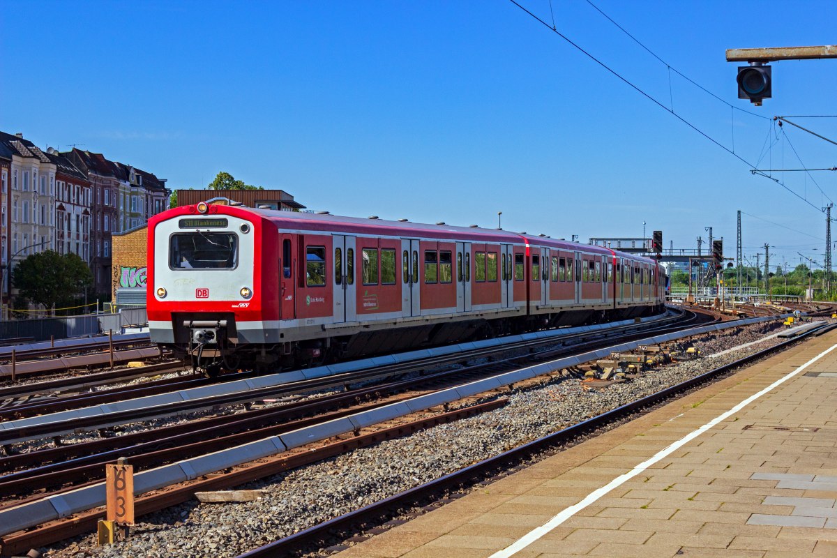 Wirklich sch�ne sind sie ja nicht, die Triebwagen der Hamburger S-Bahn-Baureihe 472. Um es positiv auszudr�cken, das Design der Z�ge war unverwechselbar. Im Sommer 2020 war der Stern der 472 allerdings schon am Sinken. Nur noch einzelne Verst�rkerz�ge wurden mit den Z�gen gefahren, so wie auch diese S11, die in Richtung Blankenese gleich Hamburg-Altona erreicht und aus den Garnituren 472 037 und 472 026 gebildet ist.