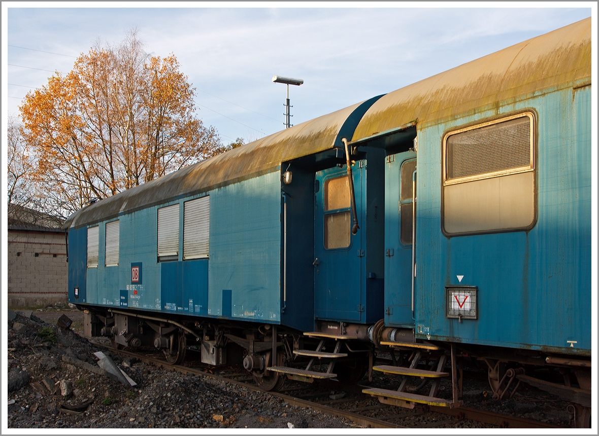 Wohnschlafwagen 430  (Bauart 430) 60 80 99-25 765-1 der DB Netze (GB Bahnbau BNO Karlsruhe), abgestellt am 16.11.2013 in Kreuztal.

Entstanden ist dieser Wagen durch Umbau aus einem 3-achsigen DB-Umbau-Wagen der Bauart 3yg, welche 1954 bis 1960 aus alten Fahrgestellen von Reisezugwagen der Länderbahnen (Vorkriegswagen) und neuen Wagenkastenaufbauten entstanden sind.

Technische Daten
Länge über Puffer: 13.300 mm 
Achsabstand 2 x 3.750 mm = 7.500 mm
Eigengewicht: 18.500kg 
Höchstgeschwindigkeit: 100 km/h (reduziert auf  80 km/h laut Betriebliche Sonderbehandlung)