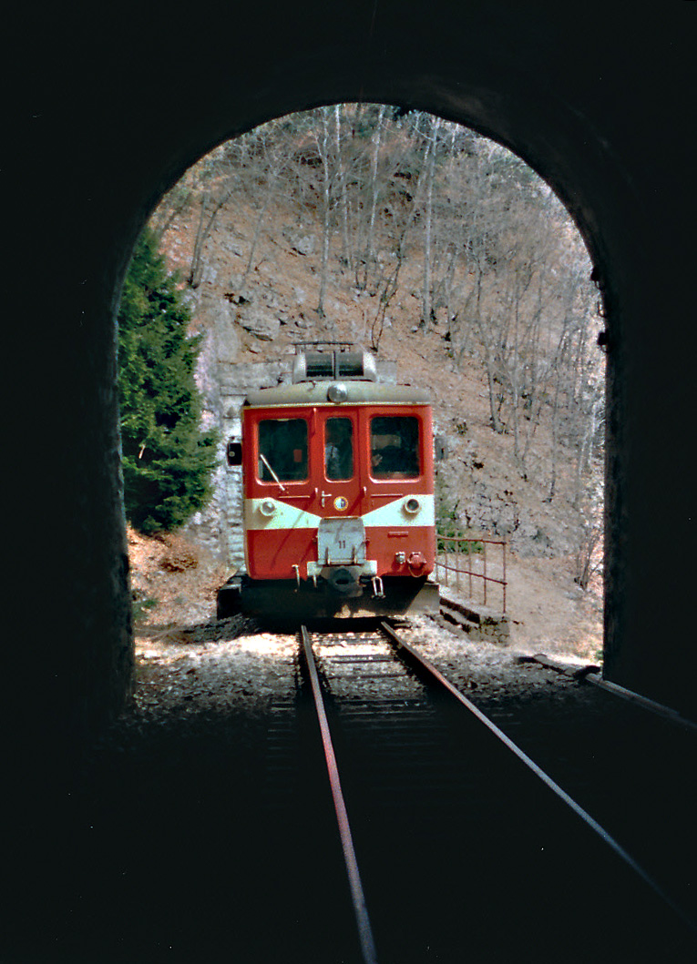 YSC: Der Be 2/4 11 zwischen Ste. Croix und Trois-Villes im März 1985. 
Foto: Walter Ruetsch 