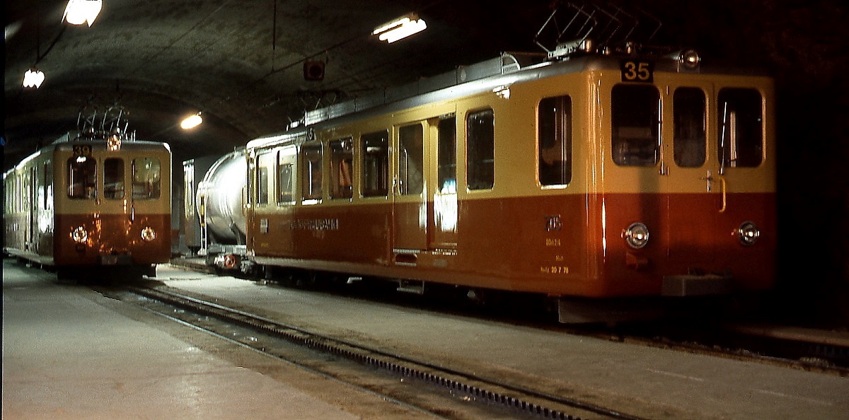 Ziemlich unfotogen ist der höchste Punkt, den man in Europa auf Schienen erreichen kann (3.454 m), aber wenn man schon einmal dort ist... (Station Jungfraujoch Mai 1981)