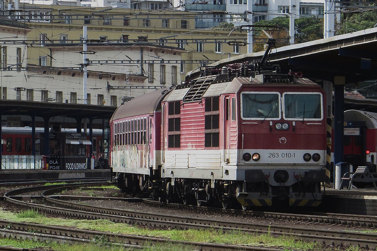 ZSSK 263 010 steht mit ein Regionalbahn am 27 Augustus 2021 in Bratislava hl.st. und beweist damit, dass die Princesna nicht nr mit DoStos fahren knnen.