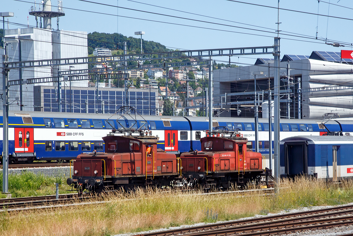 Zürich den 07.06.2015 beim Hauptbahnhof (aufgenommen aus einem fahrenden TGV):
Die SBB Ee 3/3 – 16430 (links) wird gerade vor der SBB Ee 3/3 – 16388 abgestellt.

Die Ee 3/3 sind elektrische Rangierlokomotiven der Schweizerischen Bundesbahnen, für den leichten und mittelschweren Dienst.  Die Ee 3/3 verfügen über keine Vielfachsteuerung. Die etwas neueren Ee 3/3 sind noch heute häufig in größeren Bahnhöfen anzutreffen, erhalten aber zunehmend Konkurrenz werden seit 2010 schrittweise durch die SBB Ee 922 ersetzt.

Die ersten Ee 3/3 wurden 1928, diese hatten anfangs noch den Führerstand am einen Ende (was zum Beinamen  Bügeleisen  führte). Die Lokomotive war so erfolgreich, dass erst 1966 die letzte Ee 3/3 gebaut wurde, wobei große Teile der Konstruktion über die Zeit gleich blieben. Um im Rangierbetrieb in beide Richtungen übersichtlich zu sein, wurde das Führerhaus mittig angeordnet. Ein einziger Fahrmotor treibt eine Antriebsachse, welche wiederum über ein Kuppelgestänge die Kraftübertragung auf die Räder sicherstellt. Diese antik anmutende Konstruktion wurde bis zur letzten Ee 3/3 1966 beibehalten, obwohl damals Einzelachsantrieb längst üblich war.

Technische Daten:
Rechts die Ee 3/3 16 388 ist Baujahr 1945
Spurweite: 1.435 mm (Normalspur)
Achsformel: C (Antrieb über Kuppelstange)
Länge:  9.510 mm
Leistung:  502 kW / 680 PS
Anfahrzugkraft: 98 kN
Gewicht:  39 t  
Höchstgeschwindigkeit:  50 km/h
Übersetzung:  1 : 5.579  
Stromsysteme:  15 kV 16.7 Hz

Links die Ee 3/3 16430 ist Baujahr 1956 und folgende abweichende Daten:
Leistung:  508 kW / 690 PS
Anfahrzugkraft: 108 kN
Gewicht:  45 t  (Gewicht durch Ballast erhöht) 
Höchstgeschwindigkeit:  45 km/h (neues Getriebe)
Übersetzung:  1 : 6.2   
