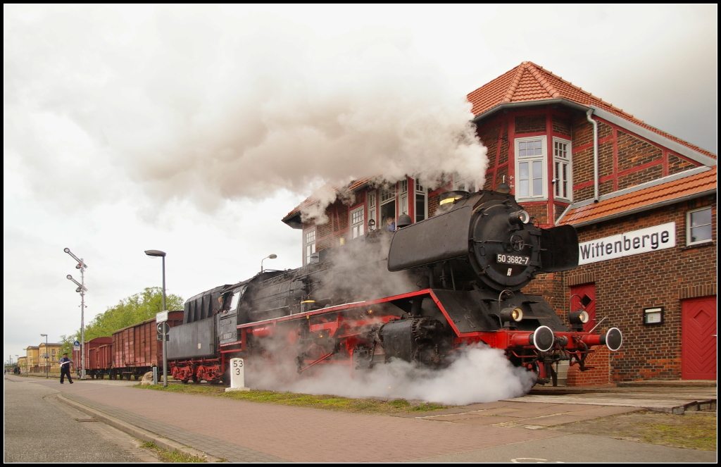 Zum Abschluss der Veranstaltung  30 Jahre Traktionswechsel Wittenberge  am 06.05.2017 bei den Dampflokfreunden Salzwedel e.V., zog DR 50 3682 den Fotogüterzug vom Bahnhof wieder auf das Gelände und fährt hier am Stellwerk Wm vorbei.