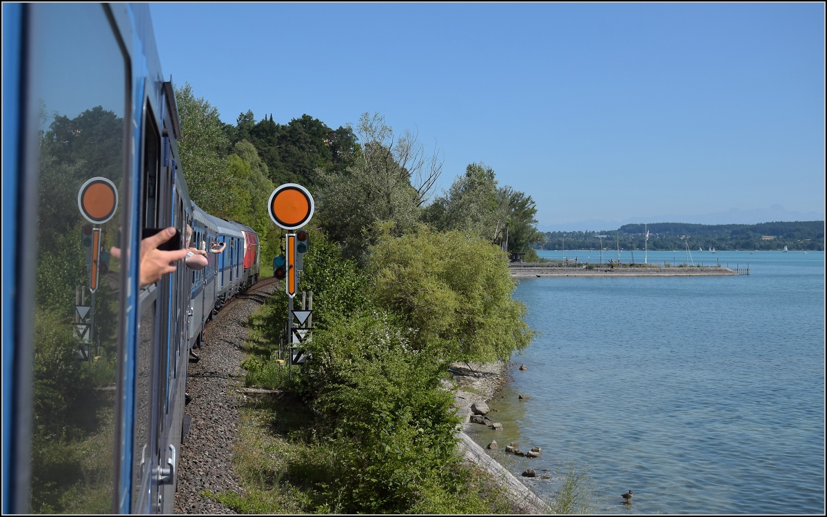 Zum Thema Nahverkehr vor 40 Jahren. Hier gibt es einen  Museumsverkehr  vom Feinsten diesen Sommer.

Mit 218 256 am Bodensee entlang. Überlingen, Juli 2022.