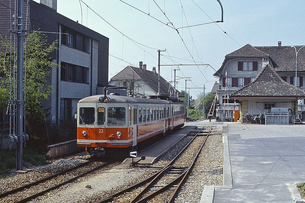 Zum Vergleich zu den beiden vorherigen Aufnahmen ein Bild vom Mai 1980: Mit dem führenden Steuerwagen Bt 23 trifft ein unbekannter Be 4/4 in Ins Dorf ein. Das Hotel rechts im Hintergrund wurde zum Zeitpunkt meines Besuches im Oktober 2025 übrigens abgerissen.
