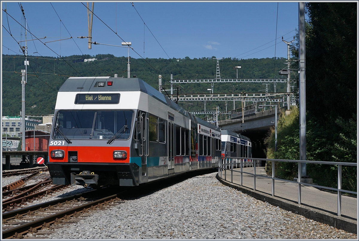 Zwei ASM GTW Be 2/6 erreichen von Tàuffelen her kommend ihr Ziel Biel/Bienne.
31. Juli 2017