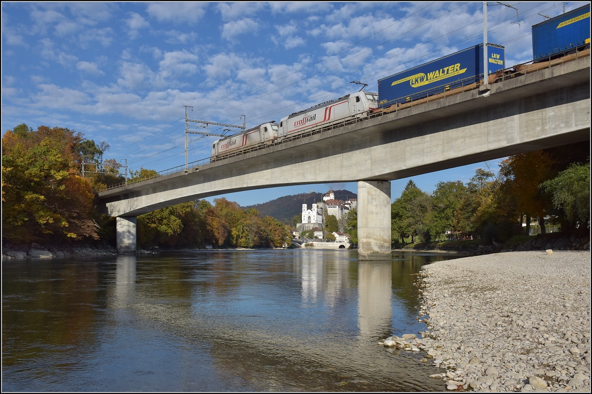 Zwei Crossrail Traxx auf der Aarebr�cke der Neubaustrecke vor Aarburg. Wahrscheinlich handelt es sich um 186 901 und 186 904. Oktober 2016 

Zum Vergleich mit http://www.bahnbilder.de/bild/deutschland~e-loks~br-6-186-traxx-f140-msms2/975540/zwei-crossrail-traxx-auf-der-aarebruecke.html