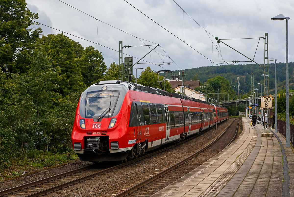 Zwei gekuppelte Bombardier Talent 2 (der vierteilige 442 759 / 442 259 und der fünfteilige 442 802  / 442 302)der DB Regio NRW verlassen am 27.08.2021, als RE 9 rsx - Rhein-Sieg-Express (Siegen– Köln - Aachen), dem Bahnhof Kirchen (Sieg) und fahren weiter in Richtung Köln.