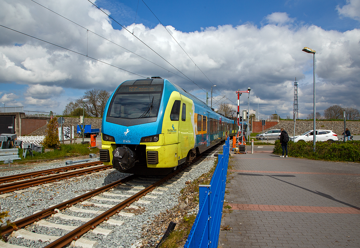 Zwei gekuppelte vierteilige Stadler FLIRT³ der WestfalenBahn GmbH (WFB), ein Unternehmen der Abellio GmbH erreichen am 01.05.2022, als RE 15 „Emsland-Express“ den Bahnhof Emden Außenhafen. Vorne der ET 414 „Rheine“ und dahinter der ET 411 „Lingen (Ems)“. Nach dem Halt hier im Bahnhof Außenhafen geht es zurück zum Hbf Emden, nach dem Richtungswechsel geht es dann, via Leer, Lingen und Rheine, nach Münster Hbf.

Die beiden FLIRT³ der Baureihe 1428 wurden 2015 von der Stadler Pankow GmbH in Berlin gebaut.