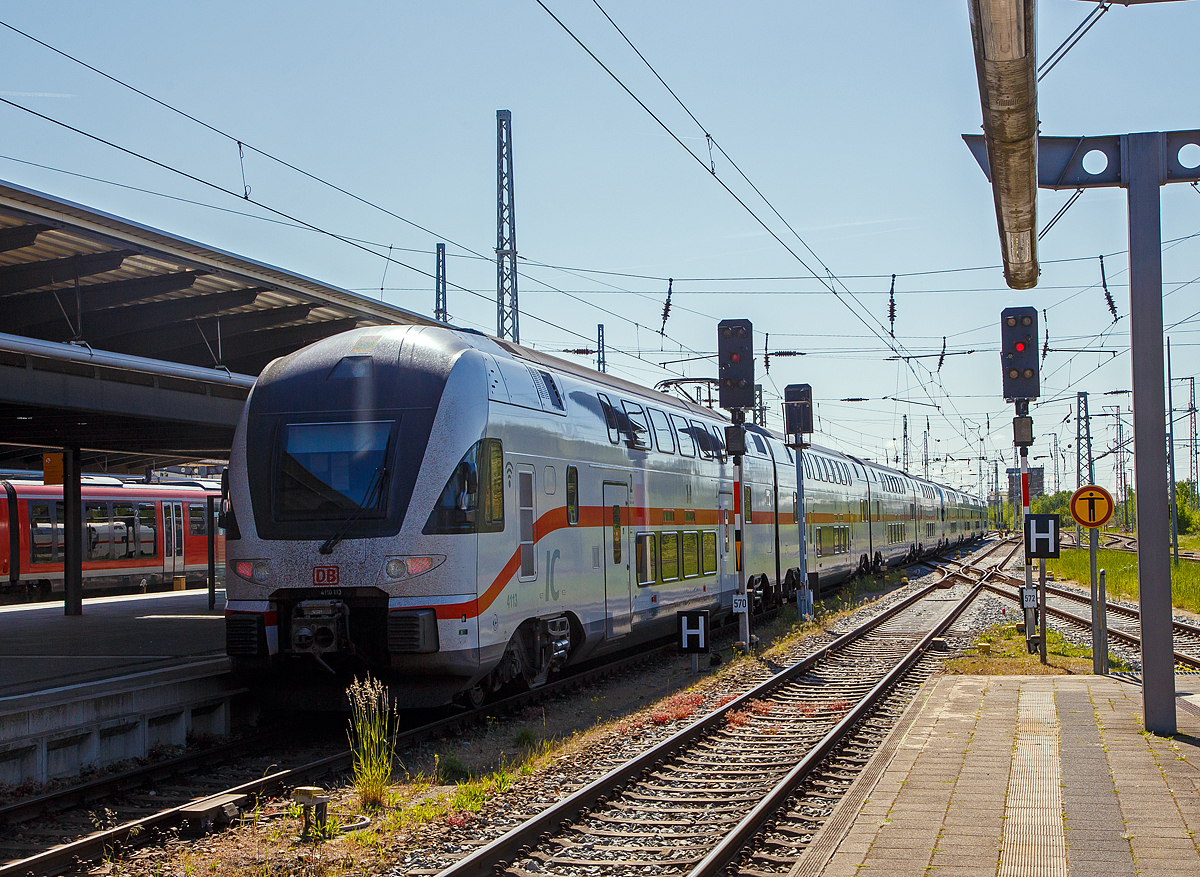 Zwei gekuppelte vierteilige Stadler KISS - IC2 der Baureihe 4110 (ex Westbahn) der DB Fernverkehr AG verlassen am 15.05.2022, als IC 2177 nach Dresden, den Hauptbahnhof Rostock. 

Vorne die Garnitur IC 4117 (93 85 4110 117-7 CH-DB / 93 85 4110 417-1 CH-DB / 93 85 4110 517-8 CH-DB / 93 85 4110 617-6 CH-DB) und hinten die Garnitur IC 4113 (93 85 4110 113-6 CH-DB / 93 85 4110 413-0 CH-DB / 93 85 4110 513-7 CH-DB / 93 85 4110 613-5 CH-DB) 

Die Triebzge wurden 2017 von der Stadler Rail AG fr die sterreichische WESTbahn gebaut, seit Dezember 2019 sind sie bei der DB Fernverkehr AG. Diese Triebzge sind in der Schweiz eingestellt/registriert und haben die Zulassungen fr die Schweiz, sterreich und Deutschland. Eigentlich wollte die DB die Zge um ein Wagenteil verlngern, da dies aber eine komplette neue Zulassung durch das EBA erfordert htte, hat man davon Abstand genommen. 

 KISS  - das heit: Komfortabler Innovativer Spurtstarker S-Bahn-Zug. Aber nicht nur die DB Regio AG setzt auf die  KISS -Doppelstockzge des Schweizer Herstellers Stadler Rail bzw. Stadler Pankow, auch DB Fernverkehr erweitert seine Intercity 2-Flotte durch den Kauf von 17 hochwertigen gebrauchten Doppelstockzgen dieses Typs, die bisher bei der sterreichischen Westbahn im Einsatz waren. Die Fahrzeuge sind grtenteils erst zwei Jahre alt und haben bei den Kunden in sterreich hchste Zufriedenheitswerte erreicht.

Ursprnglich wurde das Fahrzeugkonzept fr S-Bahnen entwickelt. Lngst ist die KISS-Plattform aber weiterentwickelt worden fr schnelle Regional-Express-Linien und es gibt sogar eine Fernverkehrsvariante mit sehr komfortabler Innenausstattung und einer Druckertchtigung fr das Befahren von Tunnels mit 200 km/h und einem entgegenkommenden 300 km/h-Zug. Mit einer S-Bahn hat das nur noch in einer Disziplin zu tun: Nmlich eine enorm gute Beschleunigung!

Die hochwertigen Kiss-Zge, die bisher bei der Westbahn fuhren, sind bis zu 200 km/h schnell und bestehen aus vier bzw. sechs Wagen. Nach den Anpassungen fr den Intercity-Einsatz verfgen sie ber rund 300 bzw. 470 Sitzpltze. Auf zwei Etagen gibt es komfortable Sitzlandschaften und viel Bewegungsfreiheit. Die Fahrzeuge sind mit WLAN und Steckdosen (je Sitzplatz eine) ausgestattet sowie einem modernen Fahrgastinformationssystem. Auch ein gastronomischer Service mit heien und kalten Getrnken, sen und herzhaften Snacks sowie frischen Baguettes ist vorgesehen. Die vorhandenen Bereiche fr Reisende mit Mobilittseinschrnkungen, fr Gepck und Fahrrder werden entsprechend blicher DB-Standards sukzessive erweitert.

Zahlen, Daten, Fakten:
Betriebsaufnahme: Mrz 2020 
Zugkonzept: Doppelstock-Triebwagen 
Hersteller: Stadler Rail 
Anzahl Zge: 9 
Anzahl Wagen pro Zug: 4 (2 angetriebene Endwagen und 2 Mittelwagen) 
Zuglnge: 100 Meter 
Zugelassene Hchstgeschwindigkeit: 200 km/h 
Leistung eines Triebzuges: 4.000 kW Dauerlast, 6.000 kW Spitzenlast 