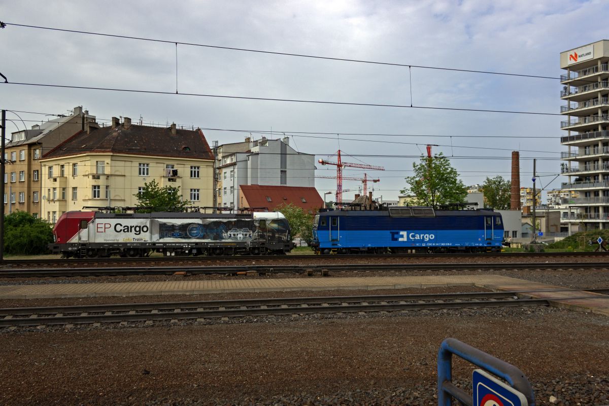 Zwei Generationen von G�terzuglokomotiven waren am 23.04.24 im Bahnhofsbereich Praha-Libeň abgestellt: 363 518 von ČD Cargo als Vertreterin der klassischen �koda-Lokomotiven neben dem modernen Vectron 383 065 des privaten Unternehmens EP Cargo.