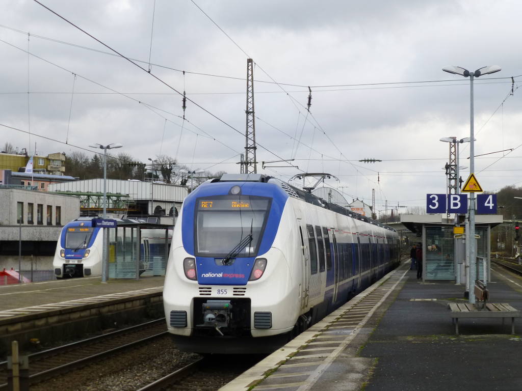 Zwei National Express Talente in Oberbarmen: 355 als RE7 nach Rheine und RB48 nach K�ln mit 442 368 im Hintergrund auf Gleis 1, 23.12.15