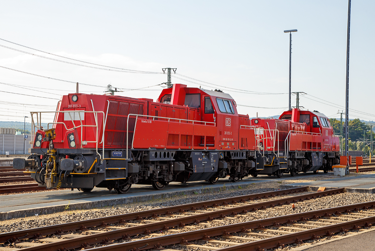 
Zwei Voith Gravita 10 BB, die 261 053-3 (92 80 1261 053-3 D-DB) und dahinter die 261 058-2 (  92 80 1261 058-2 D-DB) der DB Schenker Rail abgestellt am 12.09.2015 beim Bahnhof Montabaur.

Beide Lok wurden 2011 von Voith gebaut, die 261 053-3 unter der Fabriknummer L04-10104 und die 261 058-2 unter der Fabriknummer L04-10109.
