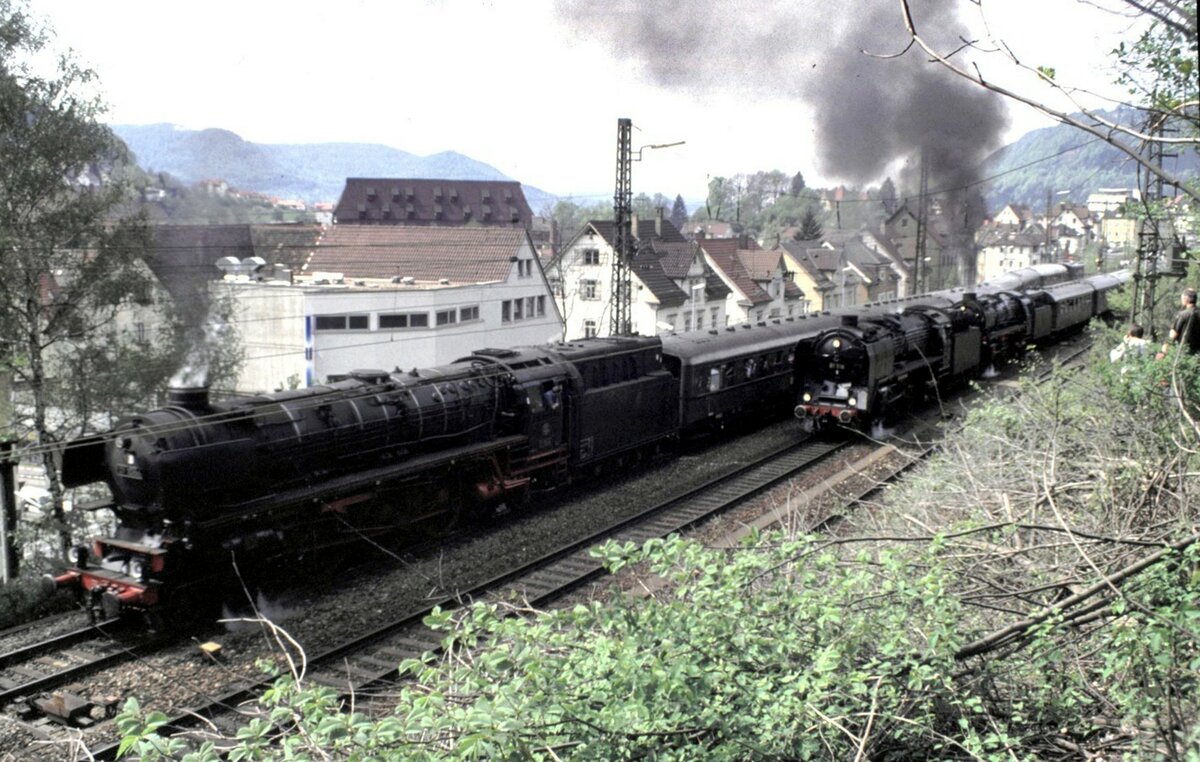 Zwei Züge mit 5 Lokomotiven und langen Sonderzügen fahren parallel aus Geislingen / Steige aus, mit: 01 1066 mit E 44 002 als Schublok und 01 118 und 01 1100 in Doppeltraktion mit E 94 279 als Schublok am 30.04.1994.