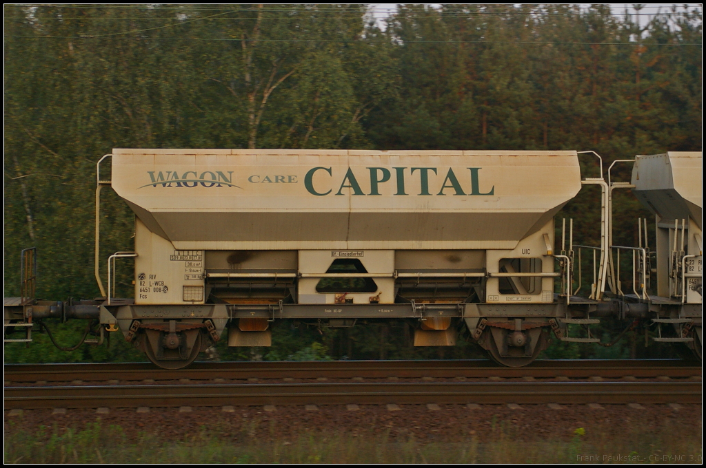 Zweiachsiger Sch�ttgutwagen der Gattung Fcs des Einstellers Wagon Care B.V., Beheimatet im Bf. Einsiedlerhof, in einem Zug mit weiteren Sch�ttgutwagen der am 17.09.2014 durch die Berliner Wuhlheide fuhr (23 RIV 82 L-WCB 6451 008-8 Fcs)