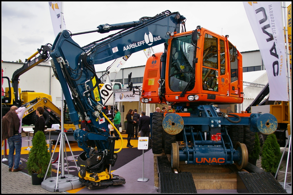 Zweiwege-Fahrzeug UNAC Rail 22TRR im Einsatz bei dem d�nischen Infrastrukturunternehmen Aarsleff Rail. Das Fahrzeug war w�hrend der InnoTrans 2014 in Berlin auf dem Freigel�nde ausgestellt.
<p>
Webseite Daten (english): http://www.unac-france.com/en/products/road-rail/road-rail_excavator_unac_22trr/

