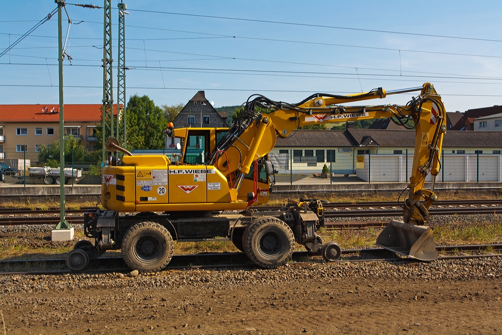 
Zweiwegebagger ATLAS 1604 ZW mit Absttzpratzen der Firma H. F. Wiebe (Kleinwagen-Nr. 99 80 9901 081-6 D-HFW) am 21.08.2013 in Ehringshausen.

Der Bagger hat einen 4 Liter Deutz-Dieselmotor mit Turbolader TCD 2012 L04 2V mit 95 kW (129 PS) Leistung bei 2300 U/min.
Das Gewicht des Baggers betrgt ca. 22 t.
