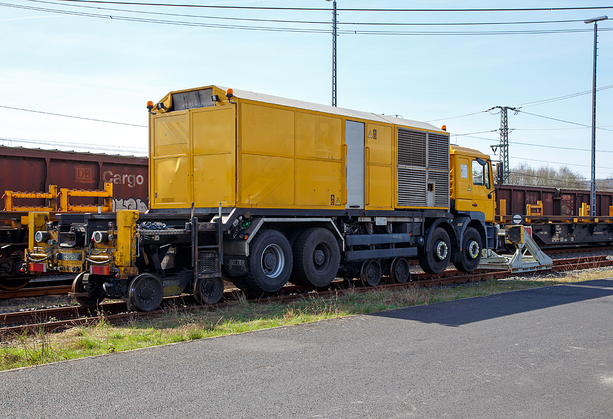 
Zweiwegefahrzeug MAN 35.414 mit Scheinenschweianlage (Schlatter Abbrennstumpfschweissanlage), Schweres Nebenfahrzeug Nr. 97 59 95 508 60-6, der SWT SERSA Welding Team GmbH (Berlin), abgestellt am 25.03.2017 beim ICE-Bahnhof Montabaur.

Das Fahrzeug besitzt zwei hydraulisch absenkbare Drehgestelle, deren Rder einzeln hydraulisch angetriebenen (ber Innenverzahnung und Hydromotor) werden. Diese Schienenfahreinrichtung ist von ZWEIWEG.

Auf dem Fahrzeug befindet sich eine Abrennstumpfschweianlage, das eigentliche Schweigert wird mittels einer Hebevorrichtung von dem Fahrzeug an die Schiene gehoben. Zur Herstellung lckenloser Gleise wird weltweit zunehmend das Schienenabbrennstumpfschweien eingesetzt. Die wesentlichen Vorteile dieses Verfahren sind:
Gleichbleibende und reproduzierbare hohe Qualitt der Schweiungen;
seitliche und vertikale Ausrichtqualitt, insbesondere fr Hochgeschwindigkeitsstrecken;
uerst einfache Bedienung;
und enorme Zeitersparnis gegenber herkmmlichen Schweiverfahren.
Die Abbrennstumpfschweissanlage System AMS60 ist von Schlatter Industries AG aus Schlieren (Schweiz).

Fahrzeugdaten Schiene (gem. Anschriftentafel):
Schweres Nebenfahrzeug Nr. 97 59 95 508 60-6
Art: Zweiwegefahrzeug MAN 35.414 mit Scheinenschweianlage
Spurweite: 1.435 mm
Eigengewicht: 33,3 t
Bremse: Hydr. Bremse
Hchstgeschwindigkeit : 50 km/h
Max. Anhngelast: 
Zur Mitfahrt zugel. Personen: 2
Achsanzahl: 4
Schienenfahrantrieb: Hydraulisch
