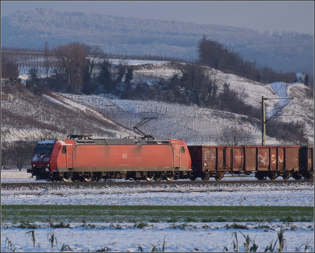 Zwischen Belchensystem und Blauendreieck. 

185 168 nordwärts bei Buggingen. Februar 2021.