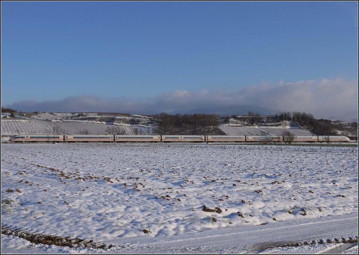 Zwischen Belchensystem und Blauendreieck. 

403 014 Duisburg Richtung Basel bei Buggingen. Februar 2021.