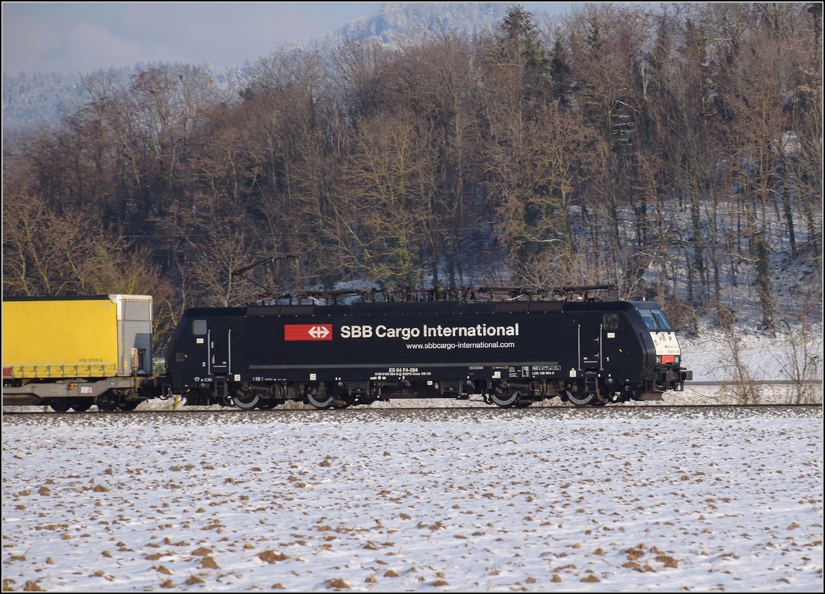 Zwischen Belchensystem und Blauendreieck. 

Der Eurosprinter 189 984 auf dem Weg nach Basel. Buggingen, Februar 2021.