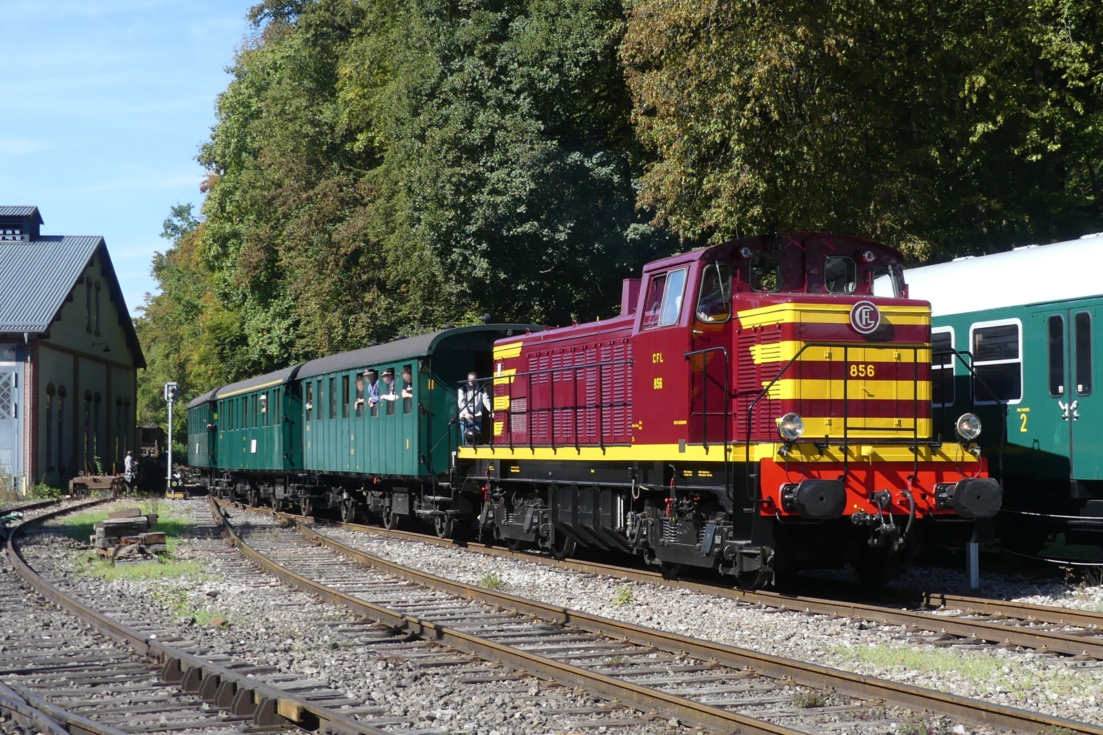 01.10.2023 Dieseltag im Fond de Gras. Diesellok 856 mit ihrem Zug aus Petange kommend, wird in kürze den Bahnhof im Fond de Gras einfahren.