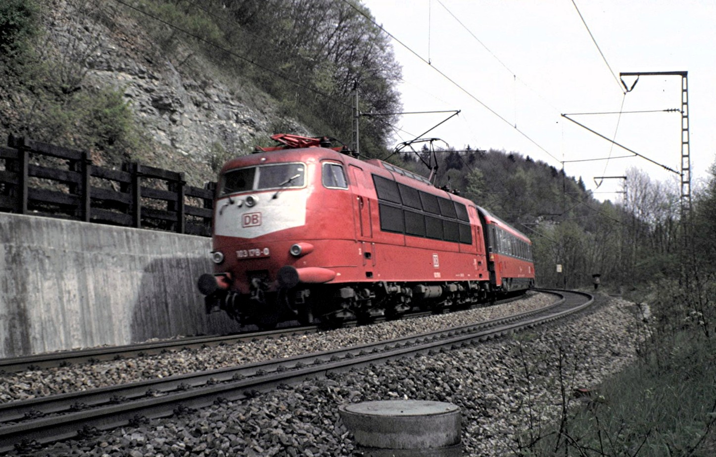 103 178-0 mit ÖBB EC Mozart auf der Geislinger Steige am 30.04.1994.