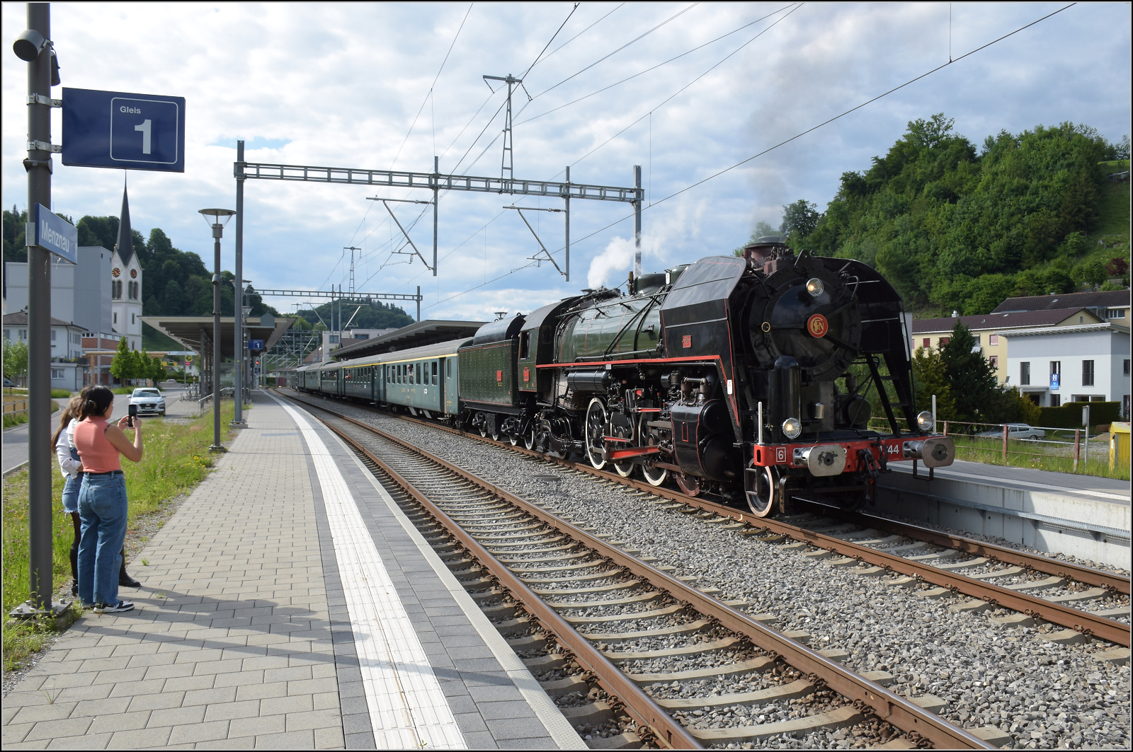 150 Jahre Emmentalbahn. 

141-R-1244 auf dem Rückweg von der grossen Emmentalrundfahrt anlässlich des Jubiläums. In Menznau ist eine Zugkreuzung angesagt, Zeit zum Aufholen und Mitfahren. Wie sich kurz drauf zeigte, die genau passende Unterbrechung. Mai 2025.

Immer wieder schön zu sehen ist auch Respekt Begeisterung, die überall der ungewöhnlichen Fuhre gezollt wurden.