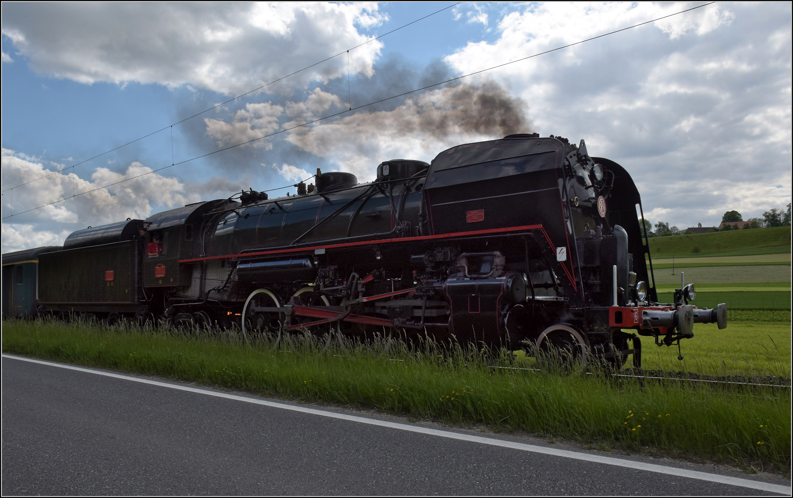 150 Jahre Emmentalbahn. 

141-R-1244 auf der RSHB-Strecke im Rahmen der grossen Emmentalrundfahrt zum Jubiläum. Nachdem der Scheitelpunkt der Strecke überschritten war, gab es wegen Bahnübergangsstörung in Weier einen Zwangsstopp. Weier, Mai 2025.