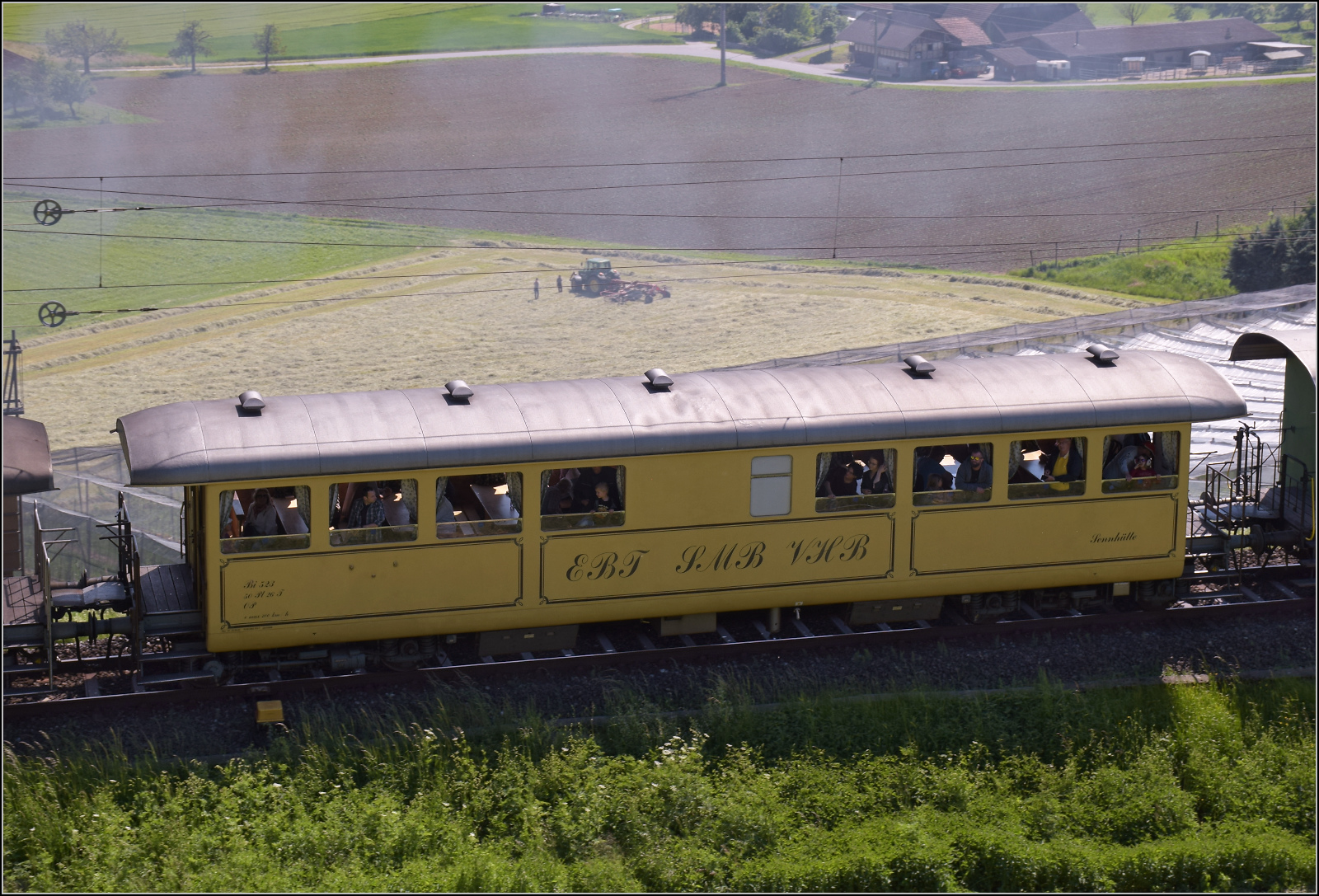 150 Jahre Emmentalbahn auf der angrenzenden  Bern-Luzern-Bahn .

Aus einem anderen Blickwinkel der Wagen Bi 523 'Sennhütte'. Tägertschi, Mai 2025.