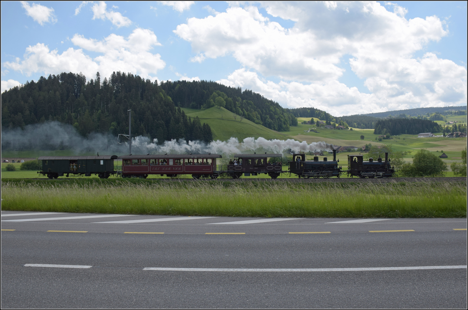 150 Jahre Emmentalbahn. 

E 3/3 853 der Jura-Simplon und Ed 3/3 3 'Langnau' der Emmentalbahn mit ihrem Sonderzug unterwegs auf der Bern-Luzern-Bahn. Lichterswil, Mai 2025.