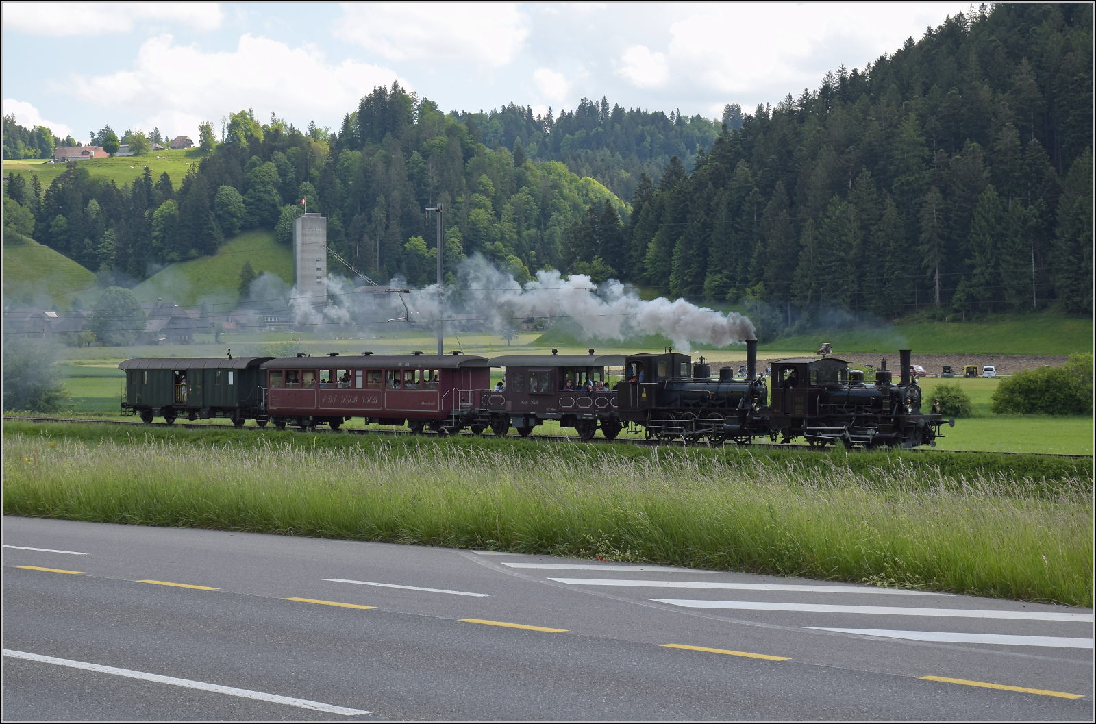 150 Jahre Emmentalbahn. 

E 3/3 853 der Jura-Simplon und Ed 3/3 3 'Langnau' der Emmentalbahn mit ihrem Sonderzug unterwegs auf der Bern-Luzern-Bahn. Lichterswil, Mai 2025.