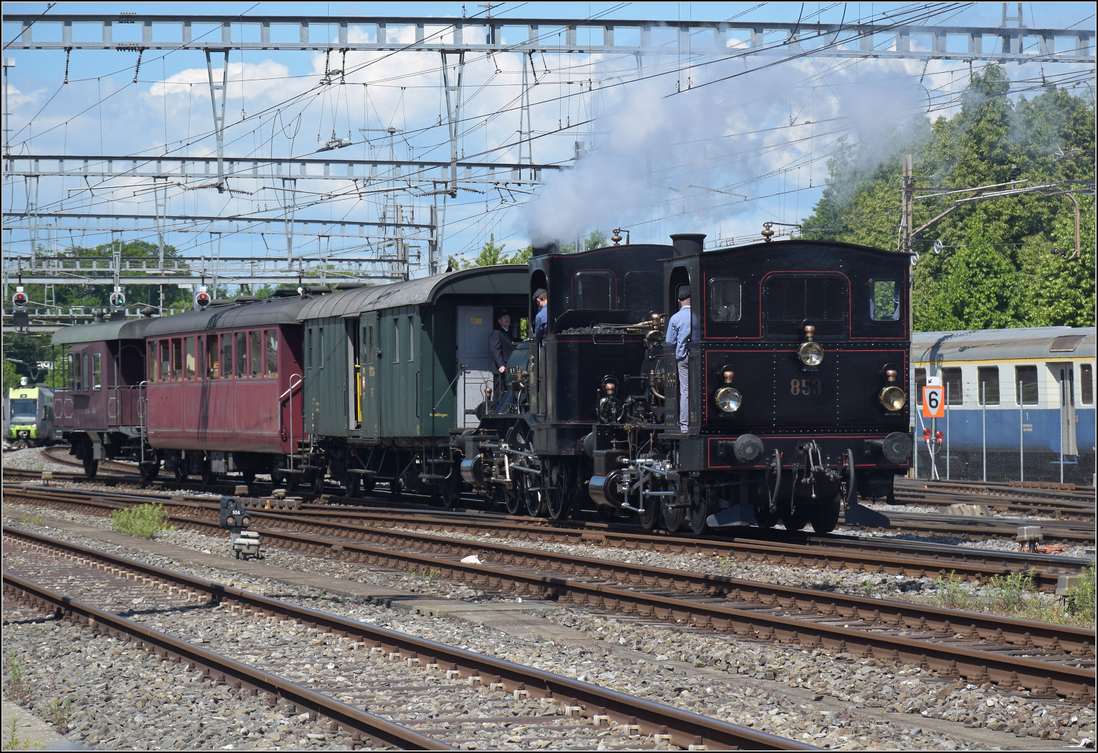 150 Jahre Emmentalbahn.

E 3/3 853 der Jura-Simplon und Ed 3/3 3 'Langnau' der Emmentalbahn rangieren im Bahnhof Burgdorf den Sonderzug in die Abstellgruppe. Mai 2025.