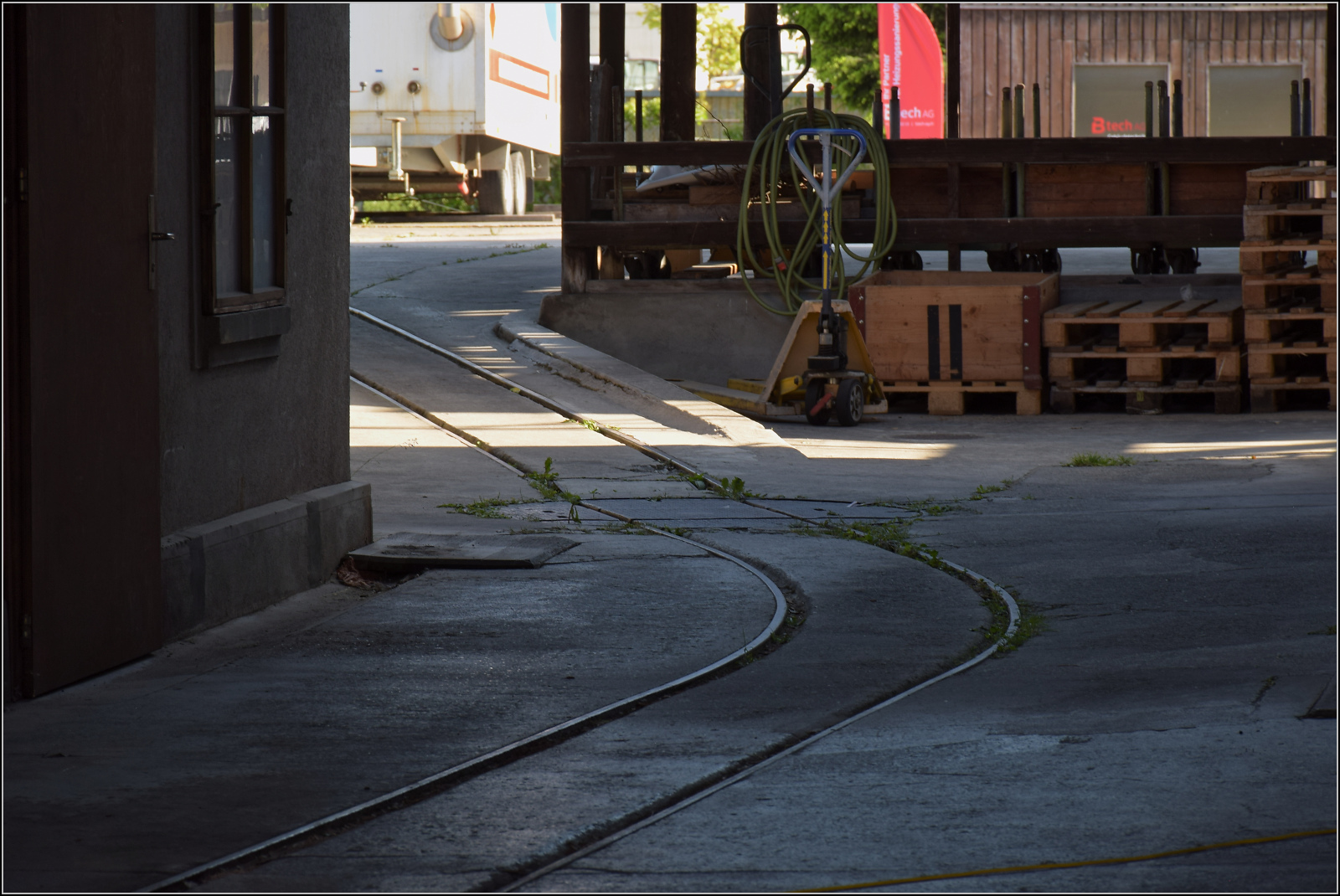 150 Jahre Emmentalbahn.

Kurz ein Blick neben das Gel�nde des Vereins Extrazug. Dort gibt es tats�chlich noch Lorenschienen in einem Werksbetriebsgel�nde, wie anno dunnemal. Der Blick in die Vergangenheit  verbl�fft und rundet das Jubil�um der Bahn nebenan passend ab. Langnau, Mai 2025.
