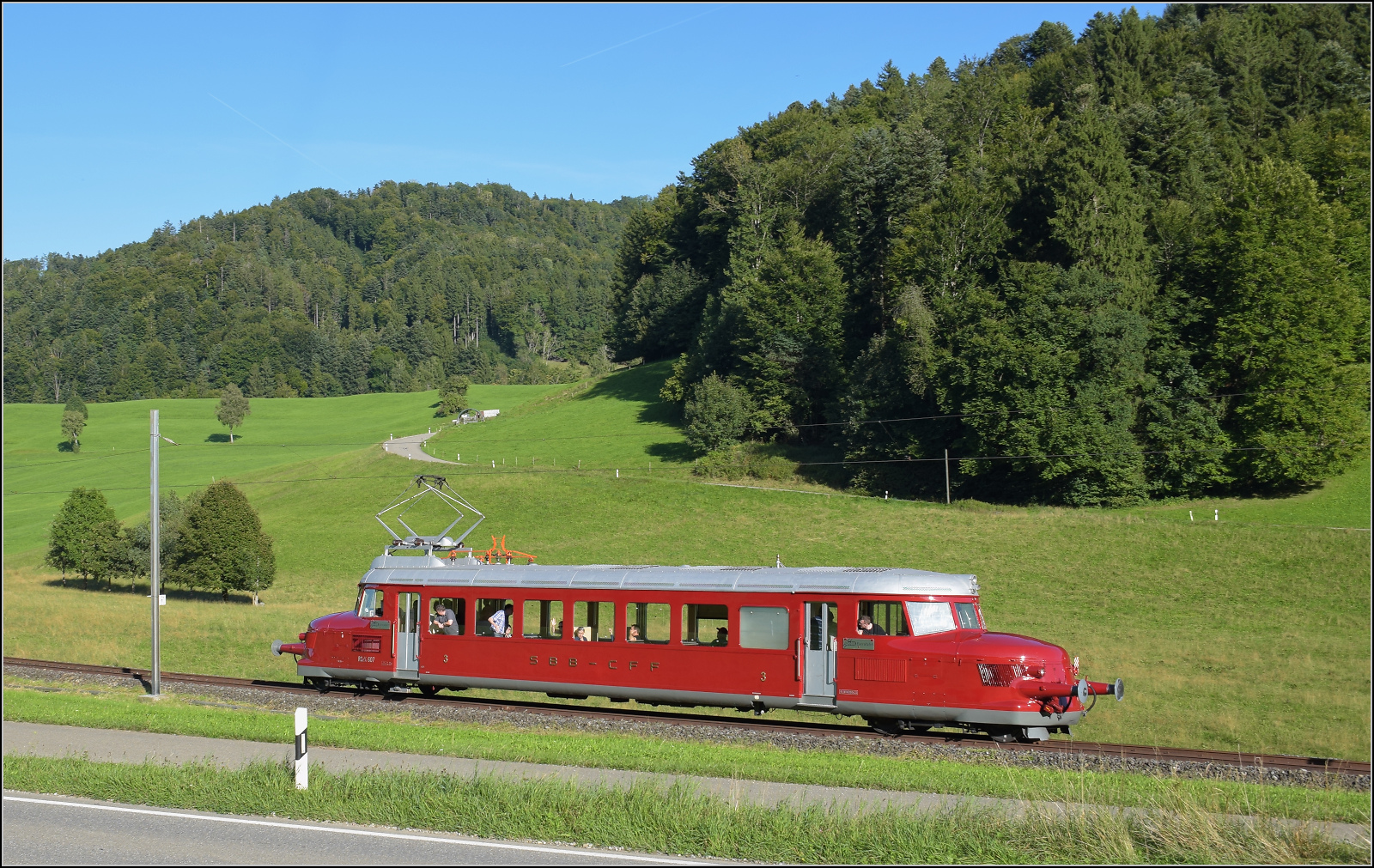 150 Jahre Tösstalbahn.

Der Rote Pfeil aus Balsthal durfte beim Jubiläum mitfeiern. Nach dem Aussendienst auf der Kempttalbahn ging es für RCe 2/4 607 zur Übernachtung nach Bauma. Hier bei Bussenthal. September 2025.