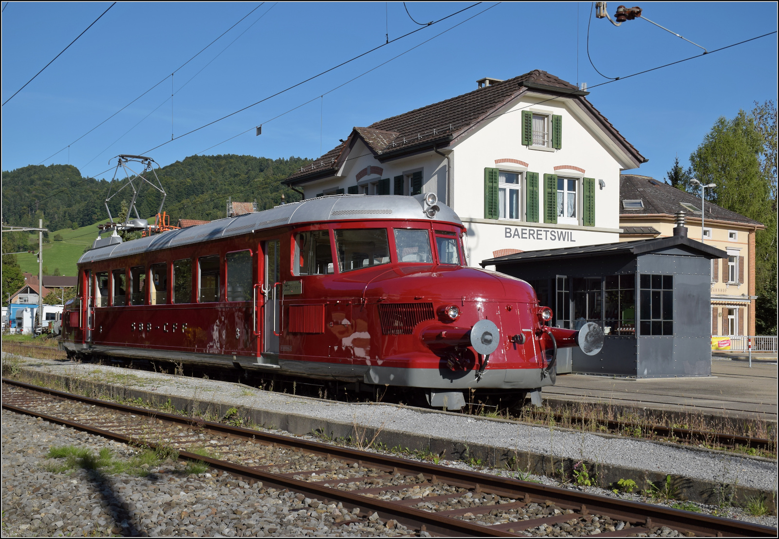 150 Jahre Tösstalbahn.

Der Rote Pfeil aus Balsthal durfte beim Jubiläum mitfeiern. Nach dem Aussendienst auf der Kempttalbahn ging es für RCe 2/4 607 zur Übernachtung nach Bauma. Hier beim Zwischenhalt in Bäretswil. September 2025.