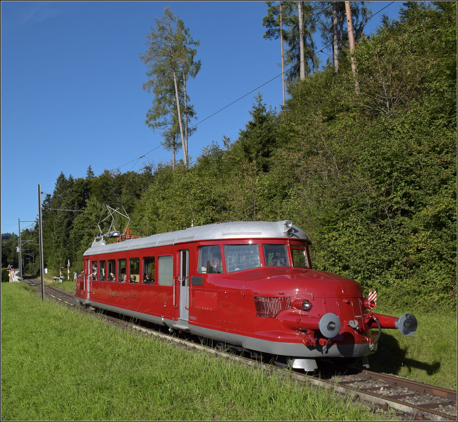 150 Jahre Tösstalbahn.

Der Rote Pfeil aus Balsthal durfte beim Jubiläum mitfeiern. Nach dem Aussendienst auf der Kempttalbahn ging es für RCe 2/4 607 zur Übernachtung nach Bauma. Hier bei Emmetschloo. September 2025.
