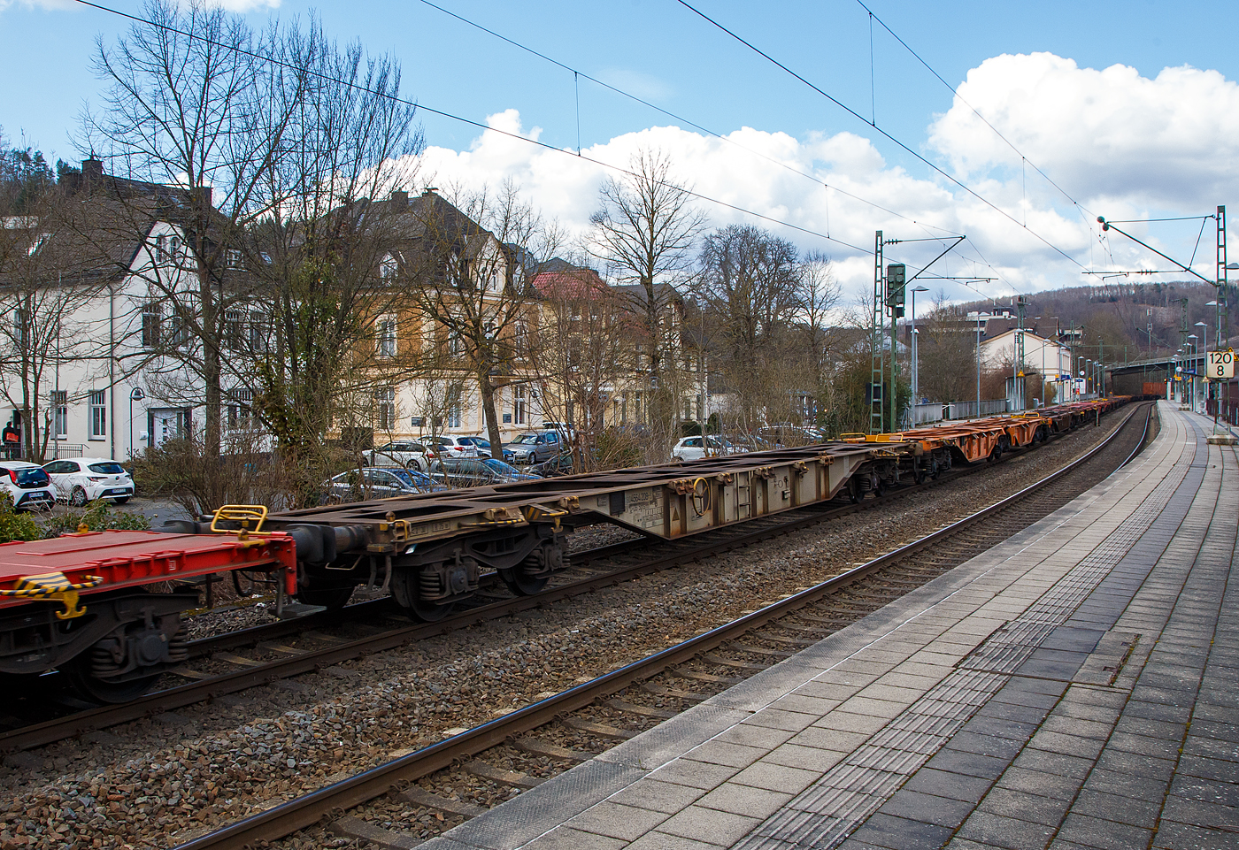 4-achsiger Drehgestell-Containertragwagen, 31 80 4564 208-5 D-DB, der Gattung Sgns 692, der DB Cargo AG, am 19.03.2021 im Zugverband bei der Durchfahrt in Kirchen (Sieg.

Die damalige DB Schenker bestellte 465 Tragwagen bei Tatravagnka Poprad (Slowakei), die zwischen 2009 und 2011 in den Dienst gestellt wurden. Der Wagen ist im Rahmen der neuen Tragwagenkonzeption fr den Transport von Containern (Ct) in Zgen des kombinierten Ladungsverkehrs vorgesehen.Fr den Transport von Containern bis insgesamt 60 Fu Lnge sind, auf den Auenlangtrgern des Wagens, 28 feste bzw. klappbare Containerzapfen vorhanden. Das Untergestell ist eine verwindungsweiche, geschweite Rahmenkonstruktion aus Walz- und Blechprofilen, gebildet aus den Kopfstcken, den Hauptquertrgern und den ueren Langtrgern.

TECHNISCHE DATEN:
Spurweite: 1.435 mm
Lnge ber Puffer: 19.640 mm
Drehzapfenabstand: 14.200 mm
Radsatzstand in den Drehgestellen: 1.800 mm
Ladelnge: 18.400 mm (60 ft)
Hhe der Ladeebene fr Container ber S.O.: 1.155 mm
Drehgestell-Bauart: 626 -  Y 25 Lss
Raddurchmesser: 920 mm (neu) / 860 mm (abgenutzt
Eigengewicht: ca. 20 t
Max. Zuladung bei Lastgrenze S: 70,0 t (ab Streckenklasse D)
Max. Geschwindigkeit: 100 km/h (beladen) / 120 km/h (leer)
Bremse: Ch-GP-A
Handbremse: Fbr
