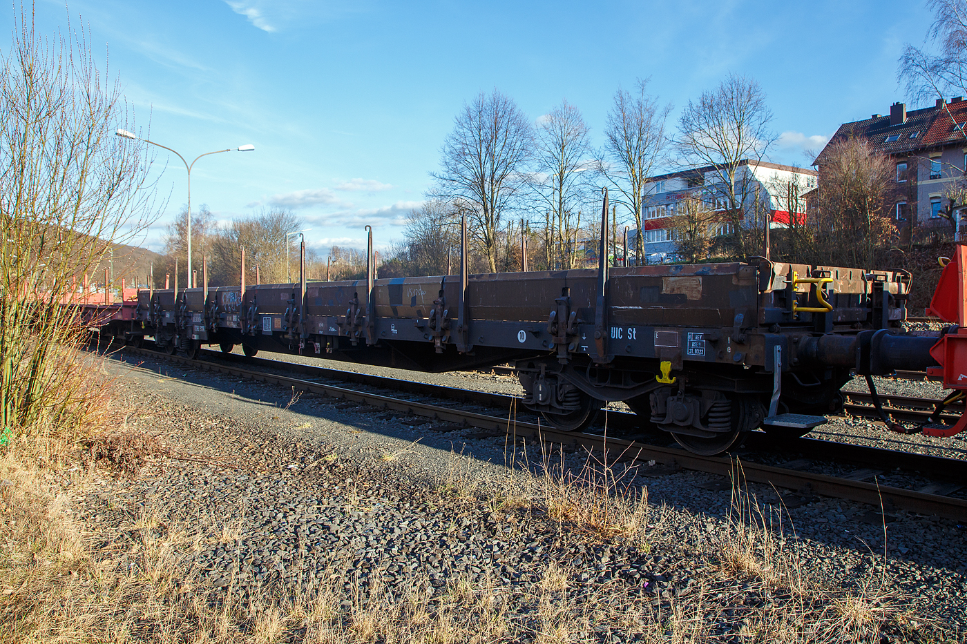 4-achsiger Drehgestell-Flachwagen, mit Seiten-, Stirnwandklappen und Rungen, 31 80 3939 483-4 D-DB, der Gattung Res 687, der DB Cargo, abgestellt am 21.02.2013 im Zugverband, auf dem KSW Rbf in Herdorf (Betriebsstätte Freien Grunder Eisenbahn - NE 447).

Insgesamt wurden 4.350 Wagen der Gattung Res 687 zwischen 1979 und 1985 für die DB gebaut. Hersteller waren u.a. MAN und die Waggon Union (Siegen und Berlin. Dieser Wagen wurde 1992 von MAN in Nürnberg unter der Fabriknummer 185277 gebaut.

Mit einer Ladelänge von 18,50 m dienen diese Wagen zur Beförderung von schweren, langen Erzeugnissen der Eisen- und Stahlindustrie und Fertigbauteilen, Holz, Kleineisenzeug, Halbzeug, Steinen, Fahrzeugen u.a.m. Er besitzt keine klappbaren Ladeschwellen. Wegen seiner niedrigen Fußbodenhöhe können auch Container damit befördert werden. Vor den umlegbaren Stirnwänden sind je zwei absenkbare Rungen angeordnet. Der Wagen kann mit umgelegten Stirnwänden und abgesenkten Rungen gefahren werden. Die Höhe der umgelegten Stirnwandklappen über FO beträgt 38 mm. An den Längsseiten hat der Wagen je 8 Drehrungen und insgesamt 18 absenkbare Verzurreinrichtungen im Fußboden. Mit heruntergeklappten Seitenwänden kann der Wagen nur mit Lademaßüberschreitung befördert werden. Der Fußboden besteht aus Kiefernbohlen mit den Abmessungen 48 x 180 mm. Er kann eine Radlast von 5,0 t aufnehmen. Ein Teil der Wagen ist mit einer vom Boden aus bedienbaren Feststellbremse ausgerüstet.

TECHNISCHE DATEN: 
Spurweite: 1.435 mm
Länge über Puffer:  19.900 mm
Drehzapfenabstand:  14.860 mm
Achsabstand im Drehgestell:  1.800 mm
Drehgestell-Bauart: Y 25 Cs (621.1)
Länge der Ladefläche: 18.500 mm
Ladebreite: 2.660 mm
Ladefläche: 49,0 m²
Laderaum:  25,5 m³
Rungenhöhe: 1.300 mm
Fußbodenhöhe über SOK: 1.238 mm
Höchstgeschwindigkeit: 100 km/h (beladen) / 120 km/h (leer)
Maximale Ladegewicht:  56,5 t (ab Streckenklasse C)
Eigengewicht:  23.200 kg
Bauart der Bremse: KE-GP (LL)
Bremssohle: IB 116
Kleinster bef. Gleisbogenradius: 35 m
Intern. Verwendungsfähigkeit: RIV