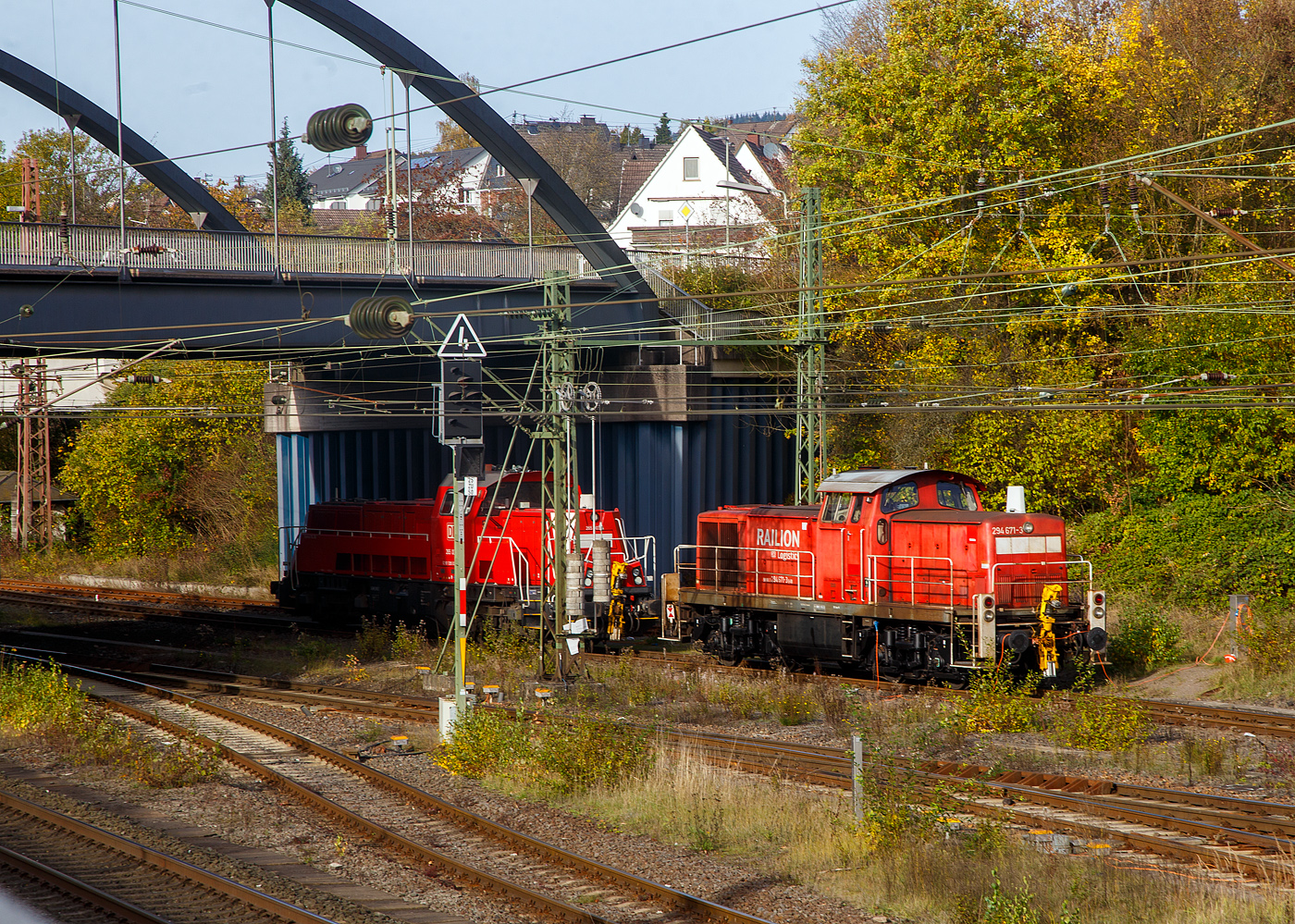 Abgestellt zur Wochenendruhe in Kreuztal am 30.10.2022:
Die DB 294 691-3 (ex DB 294 171-7, ex DB 290 171-8) eine remotorisierte V 90 und dahinter die DB 265 003-4 eine Voith Gravita 15L BB.
