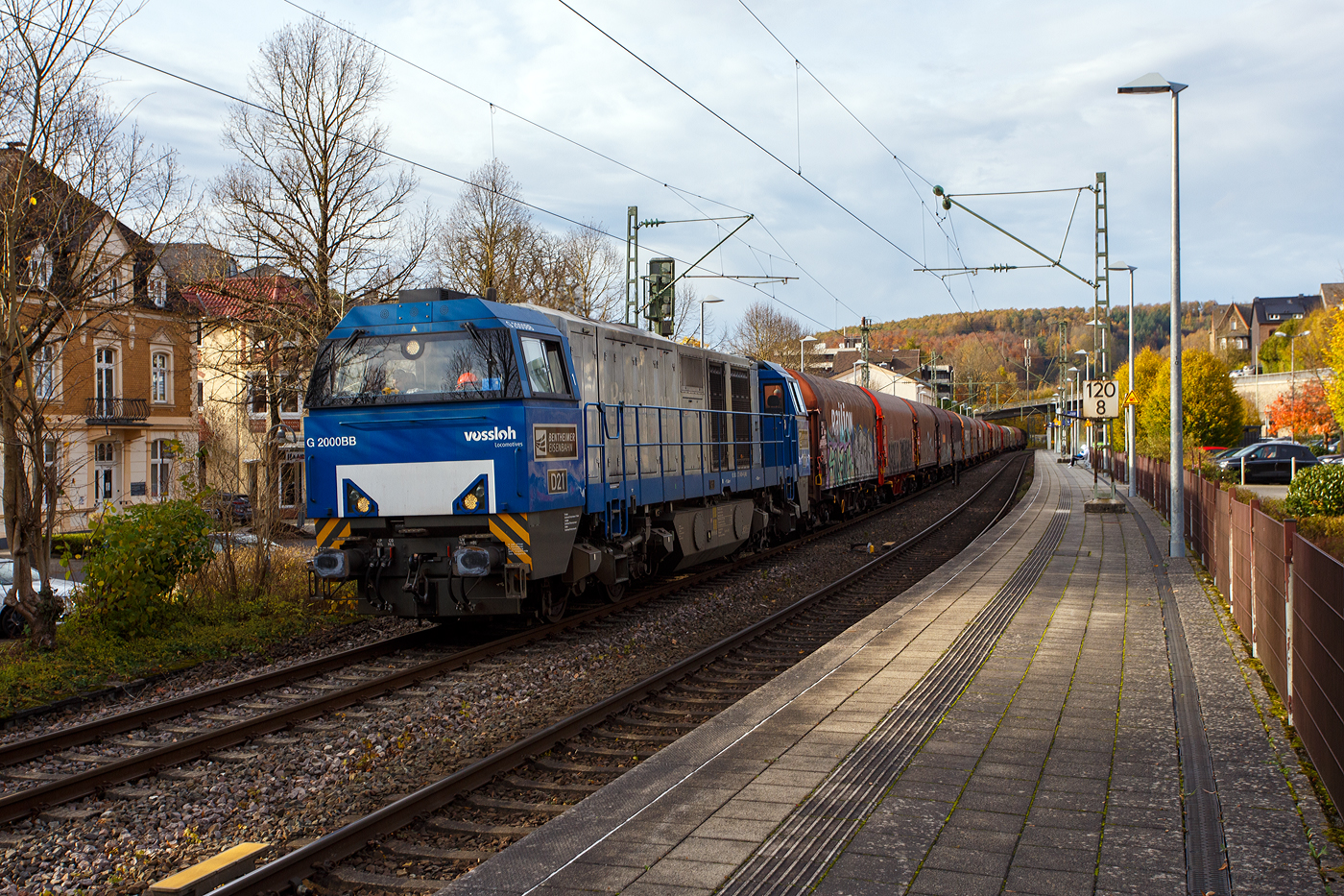 Aktuell besteht bei der KSW (Kreisbahn Siegen-Wittgenstein) z.Z. Lokmangel, so ist neben der 272 408-6 / D20 auch die 272 409-4 / D21, an die KSW vermietet. Beide sind Vossloh G 2000BB (mit symmetrischem Führerhaus).

Die an die KSW vermietete 272 409-4 / D21 (92 80 1272 409-4 D-BE) der Bentheimer Eisenbahn, ex Rurtalbahn V 204 (92 80 1272 409-4 D-RTBC), eine Vossloh G 2000 BB (mit symmetrischem Führerhaus), fährt am 31 Oktober 2025 mit einem Coilzug durch Kirchen/Sieg in Richtung Betzdorf. Nach dem Umsetzen (Fahrtrichtungswechsel) in Betzdorf/Sieg geht es dann über die Hellertalbahn (KBS 462) nach Herdorf. 

Die Vossloh G 2000-3 BB (mit symmetrischem Führerhaus) wurde 2008 von Vossloh in Kiel unter der Fabriknummer 5001753 gebaut und als V 204
(92 80 1272 409-4 D-RTB) an die RTB - Rurtalbahn GmbH in Düren geliefert. Im Jahr 2016 ging sie an die RTB CARGO GmbH. Anfang 2018 ging sie über Vossloh Locomotives GmbH an die BE - Bentheimer Eisenbahn AG in Nordhorn, wo sie nun D 21 bezeichnet wird. Die Lok hat die UIC-Zulassungen für Deutschland, die Niederlande und Belgien. Seit dem 26.09.2025 ist sie nun an die KSW - Kreisbahn Siegen-Wittgenstein GmbH vermietet.