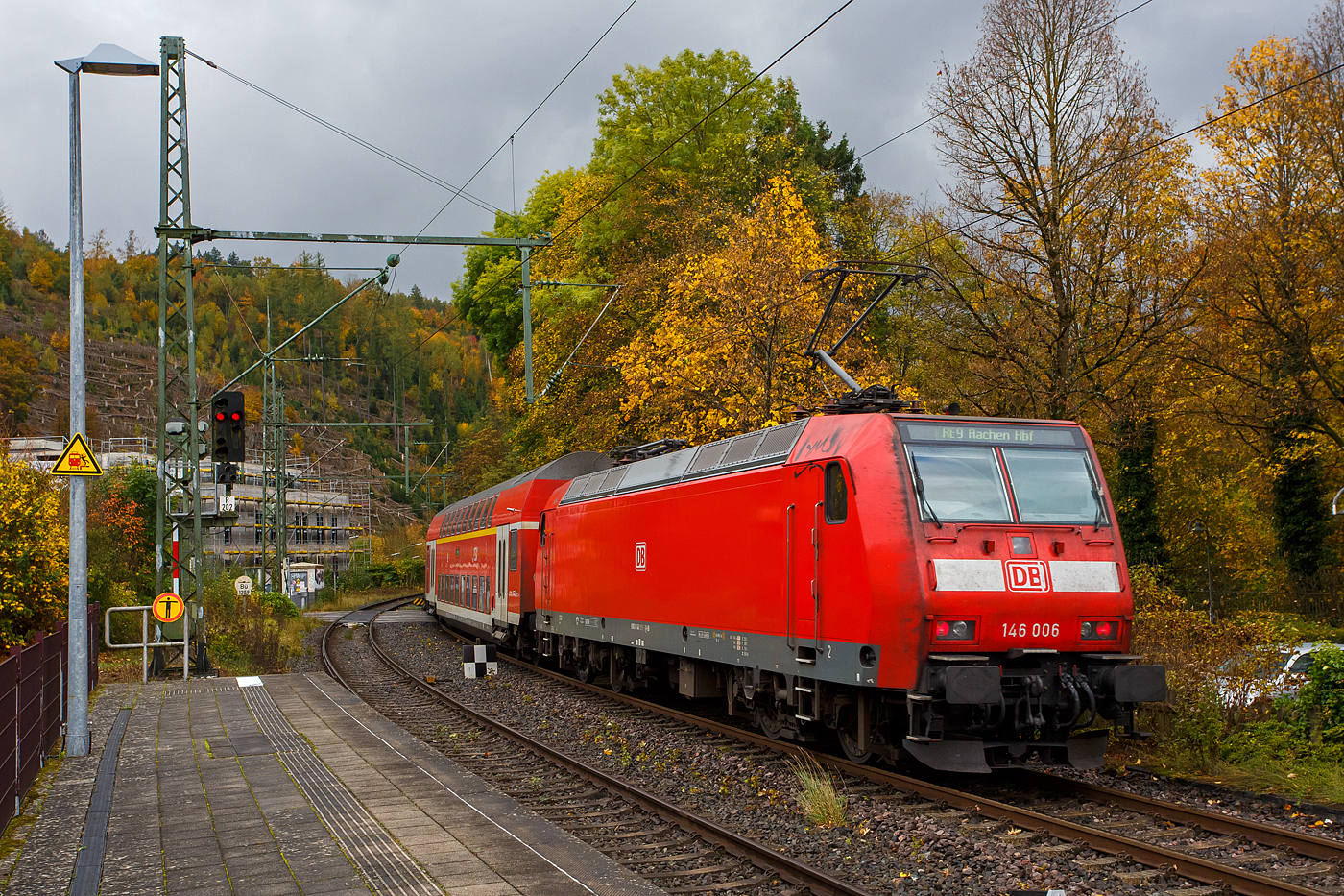 Am 16 Oktober 2025 gab es in Betzdorf/Sieg eine Weichenstörung, so hatte der gerade in den Bahnhof Kirchen/Sieg eingefahrene RE 9 - Rhein Sieg Express (RSX) Siegen - Köln – Aachen, geschoben von der 146 006-2 (91 80 6146 006-2 D-DB) der DB Regio NRW, länger Hp 0 und musste einen entgegenkommenden Güterzug abwarten. Nun darf auch der RE 9 Steuerwagen voraus weiterfahren. 