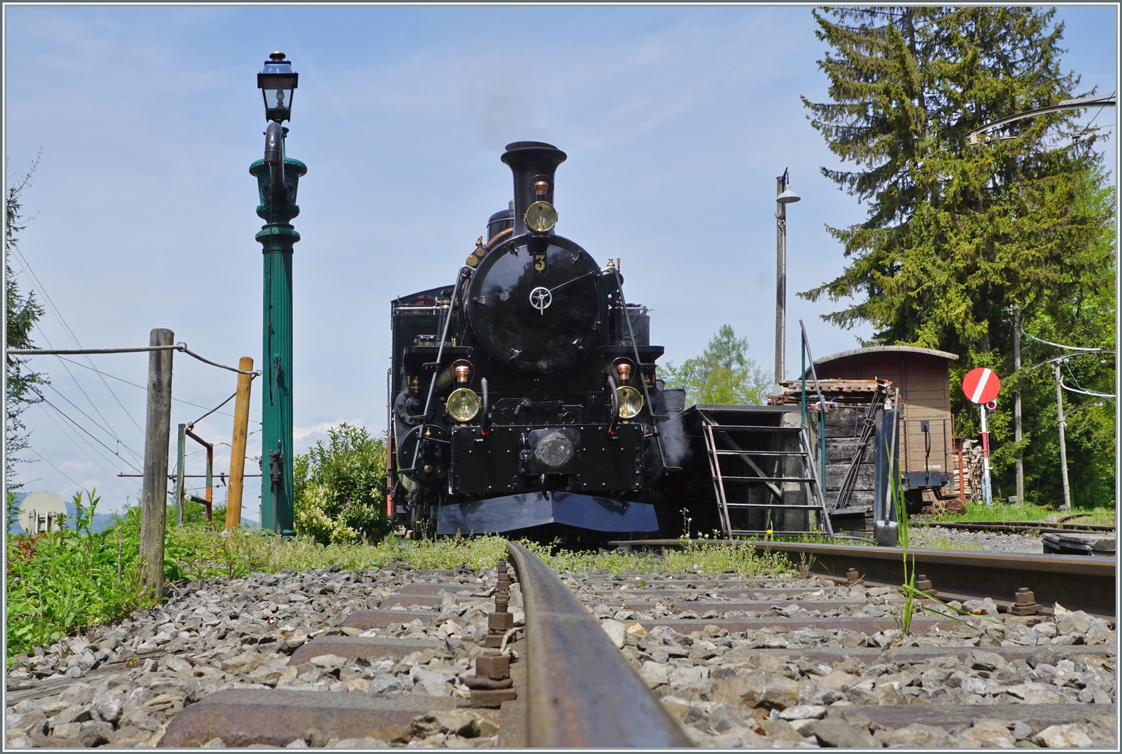 Am späten Vormittag säuselt die BFD HG 3/4 N° 3 im  BW Chaulin  leise vor sich hin, nach der Mittagspause wird die Lok den ersten Dampfzug der Saison nach Blonay bespannen. 

6. Mai 2023