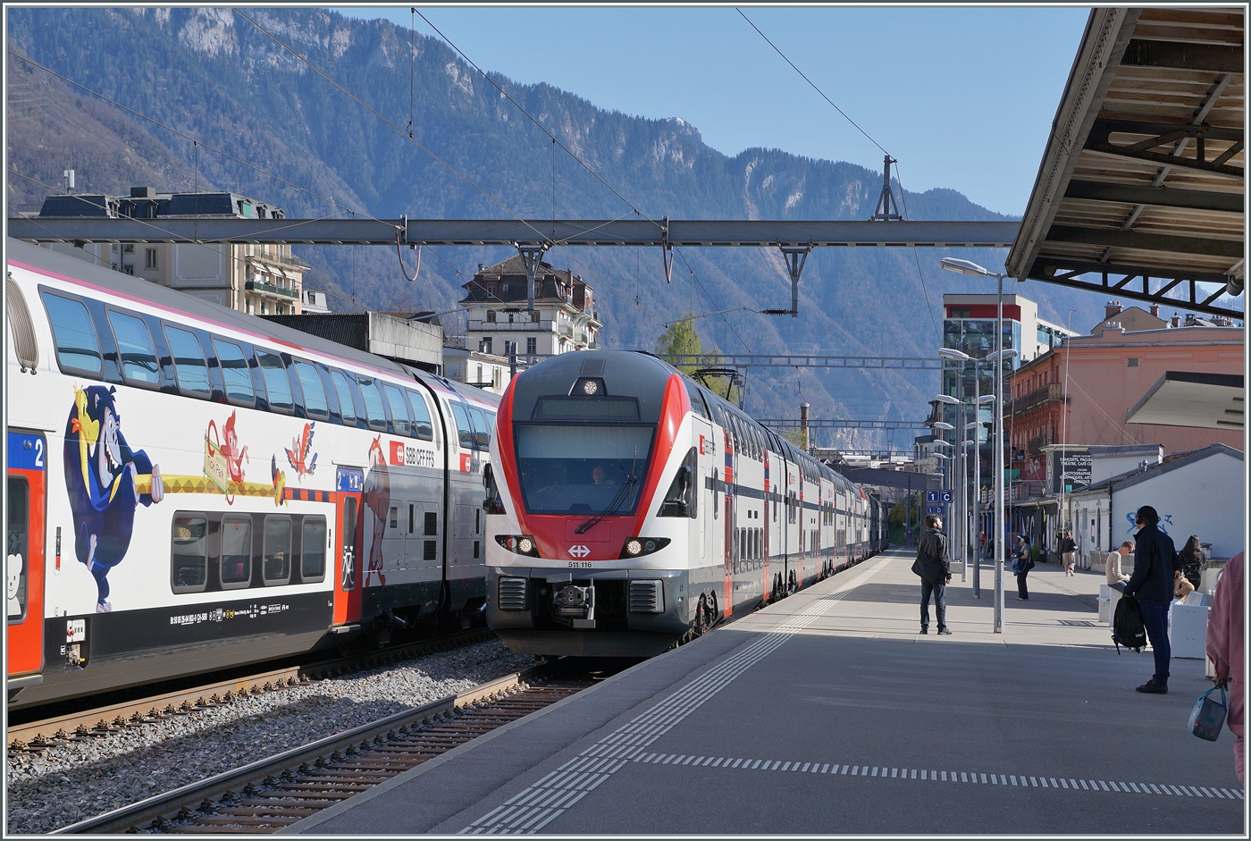 Auf dem ehemaligen Glies 2, welchen nun als Gleis 1 figuriert, erreicht der SBB RABe 511 116 als RE33 nach Annemasse den Bahnhof von Montreux. 
Sehr gut zu sehe, ist der grosse Abstand zwischen dem Bahnsteigdach und dem  neuen  Gleis 1. Im Gegenzug bietet der nun recht breite Bahnsteig genügend Platz für die Reisenden. 

16. April 2025