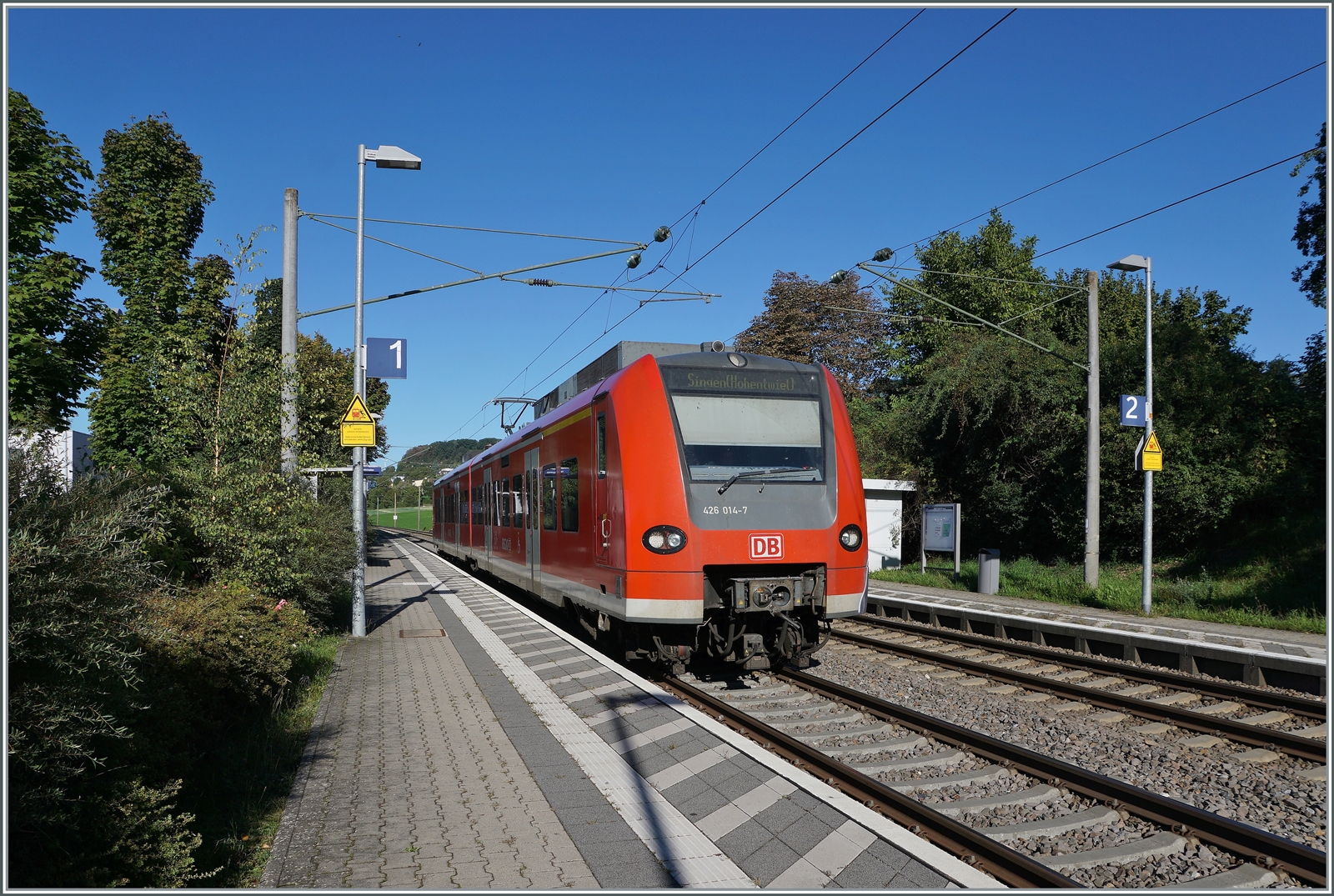 Auf den Fahrplanwechsel im Dez. 2022 endet der Einsatz der  Mini Quietschies/Baby Quietschies  (BR 426) zwischen Singen und Schaffhausen. Ein guter Grund nochmals hinzufahren. Der DB 426 014-7 /514-6 beim Halt in Bietingen.

19. Sept. 2022