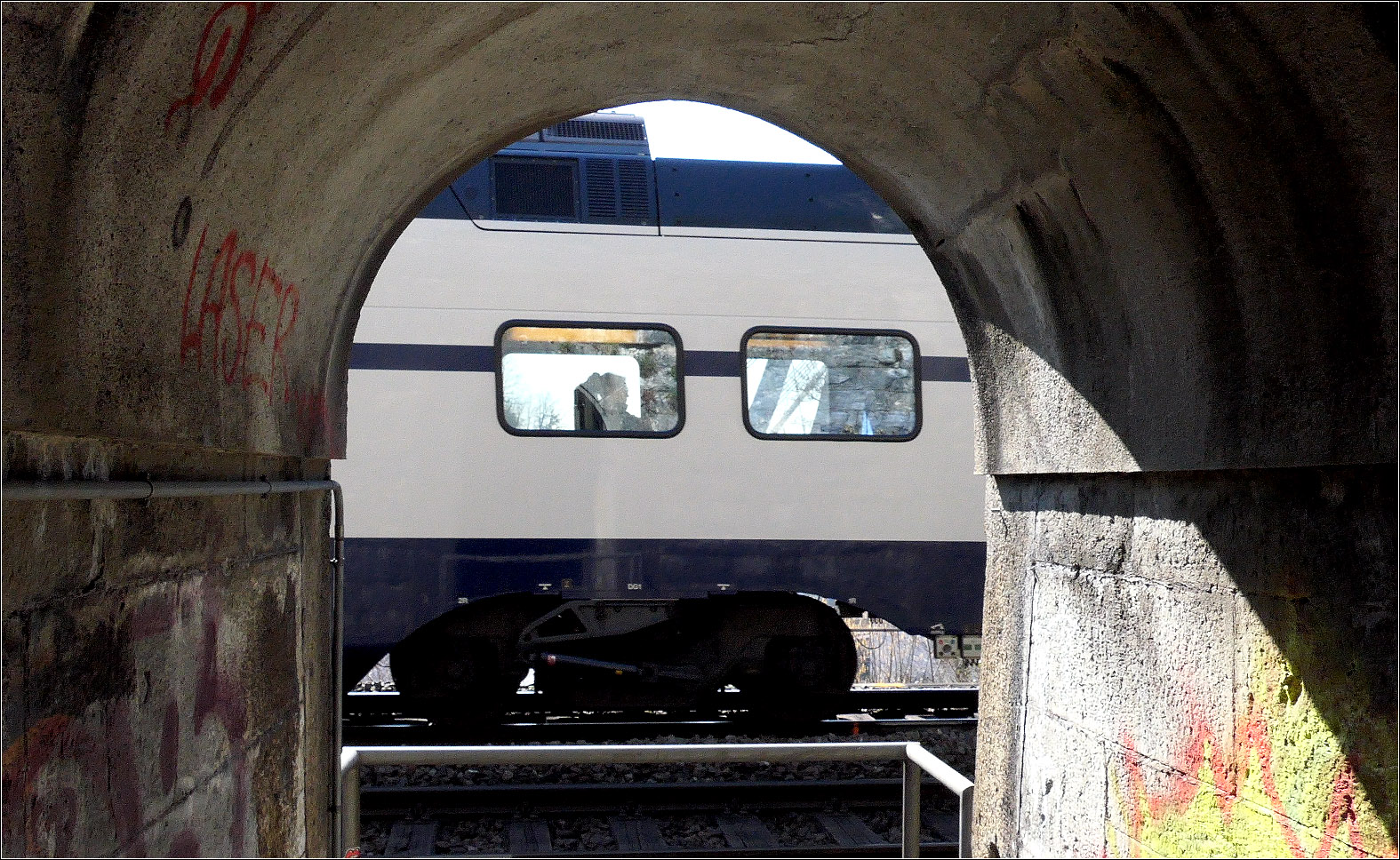 Auf Motivsuche mit Olli in Schaffhausen - 

Unterhalb des Promendade Parkes führt ein Fußweg unter den westlichen Bahnstrecken hindurch. Von der Unterführung unter der Badener Bahn blickt man direkt auf die Strecke in Richtung Zürich bzw. Winterthur. Hier haben wir versucht aus dem Fußgängertunnel heraus Züge auf der Schweizer Strecke einzufangen. Hier ein in Richtung Winterthur fahrender S-Bahnzug der Baureihe 511.

06.03.2025 