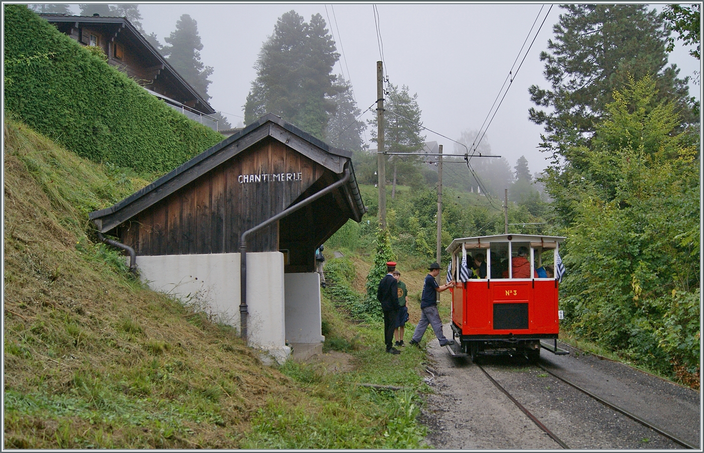 Autour de la voie ferrée / Rund um die eiserne Bahn (Herbstevent 2024) - Nachdem erstaunlich viele Reisende in der kleine Dm 2/2 N° 3  Le Biniou  Platz gefunden haben, ist der Zug für die Rückfahrt bereit. Da der Regen augehört hat, müssen nur noch die Storen eingerollt werden.

8. Sept. 2024